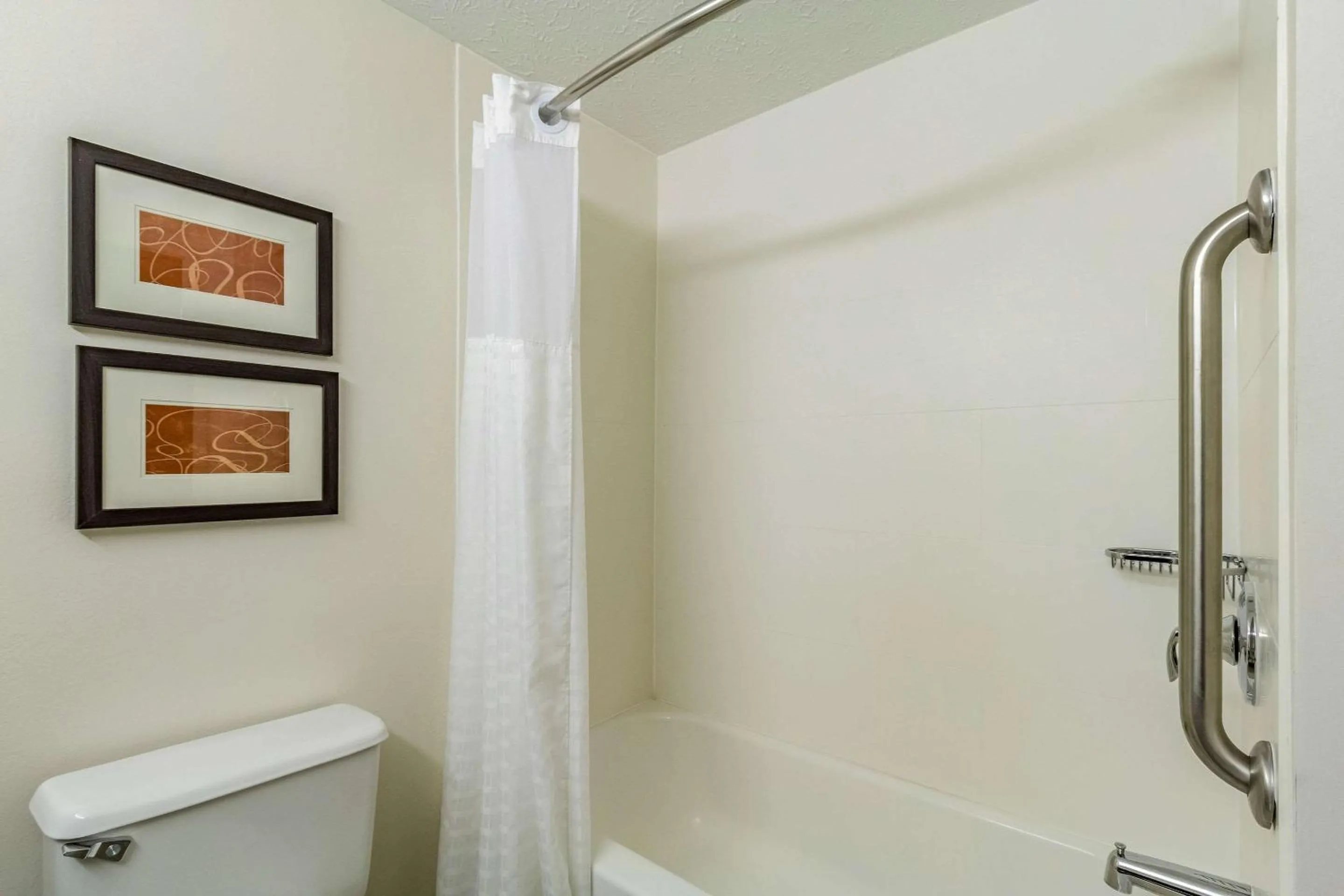 Bathroom in Comfort Inn Independence