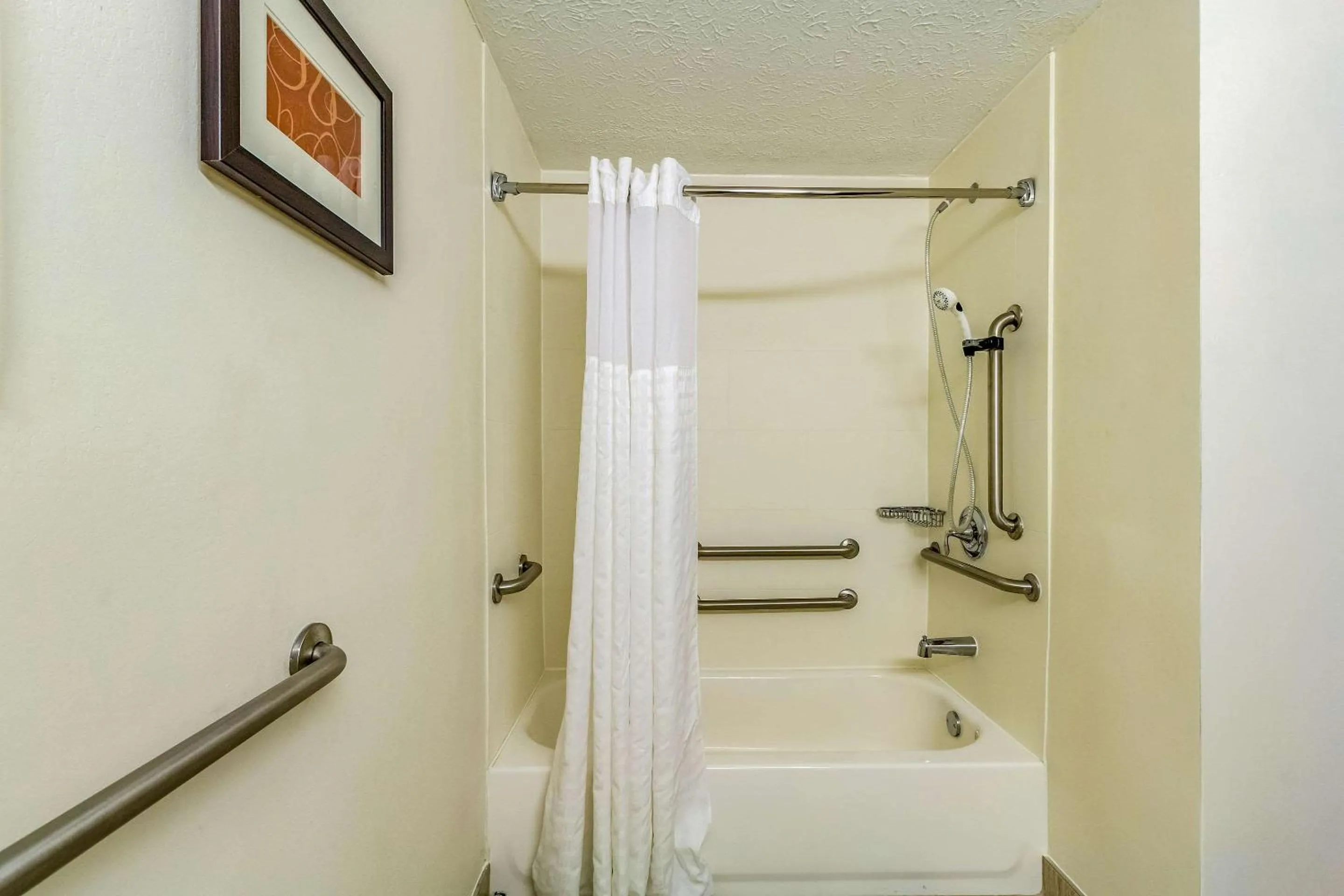 Photo of the whole room in Comfort Inn Independence