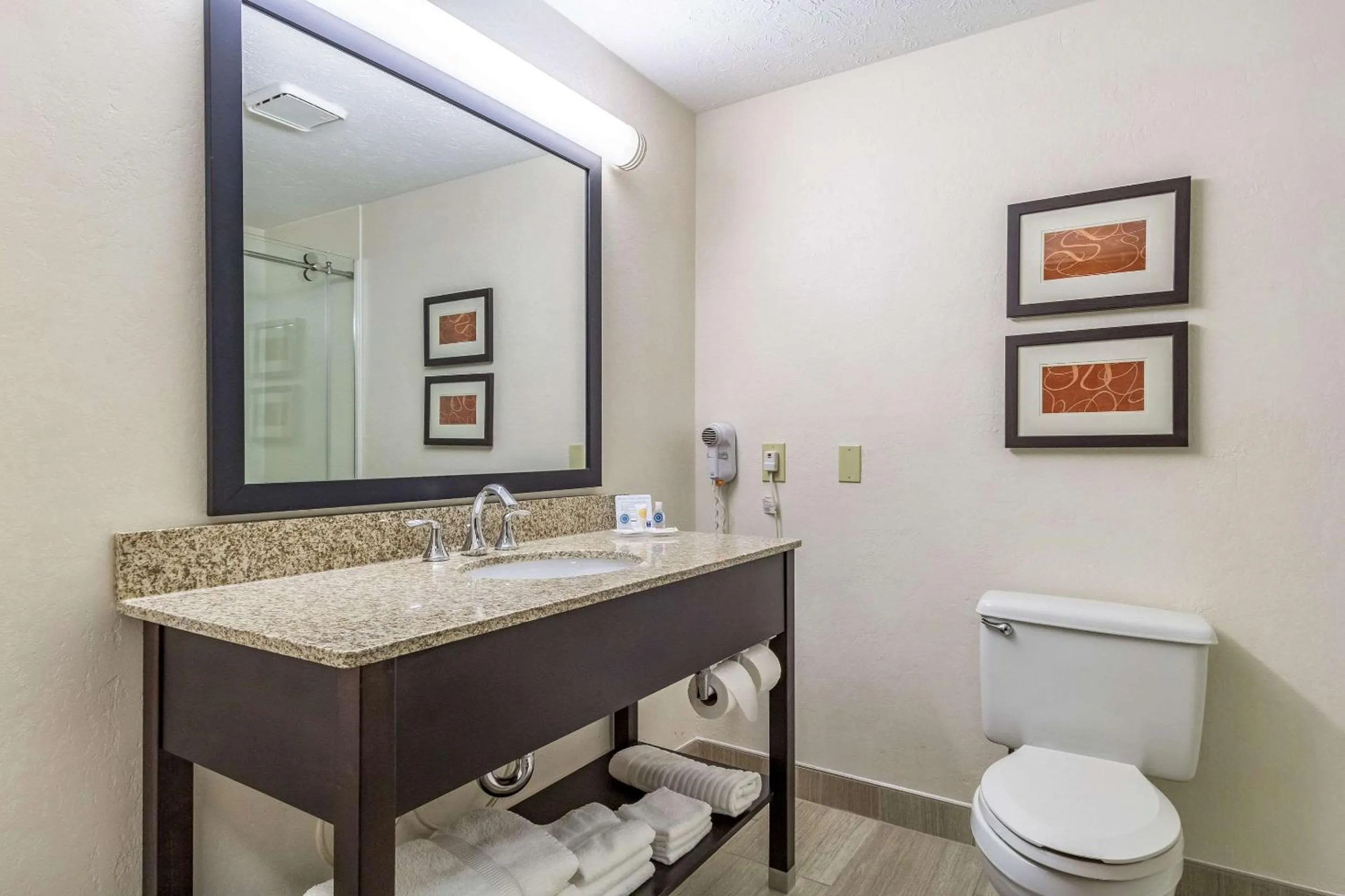 Bathroom in Comfort Inn Independence