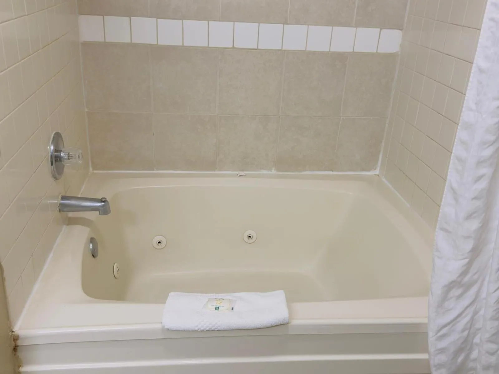 Bath in Quality Inn & Suites