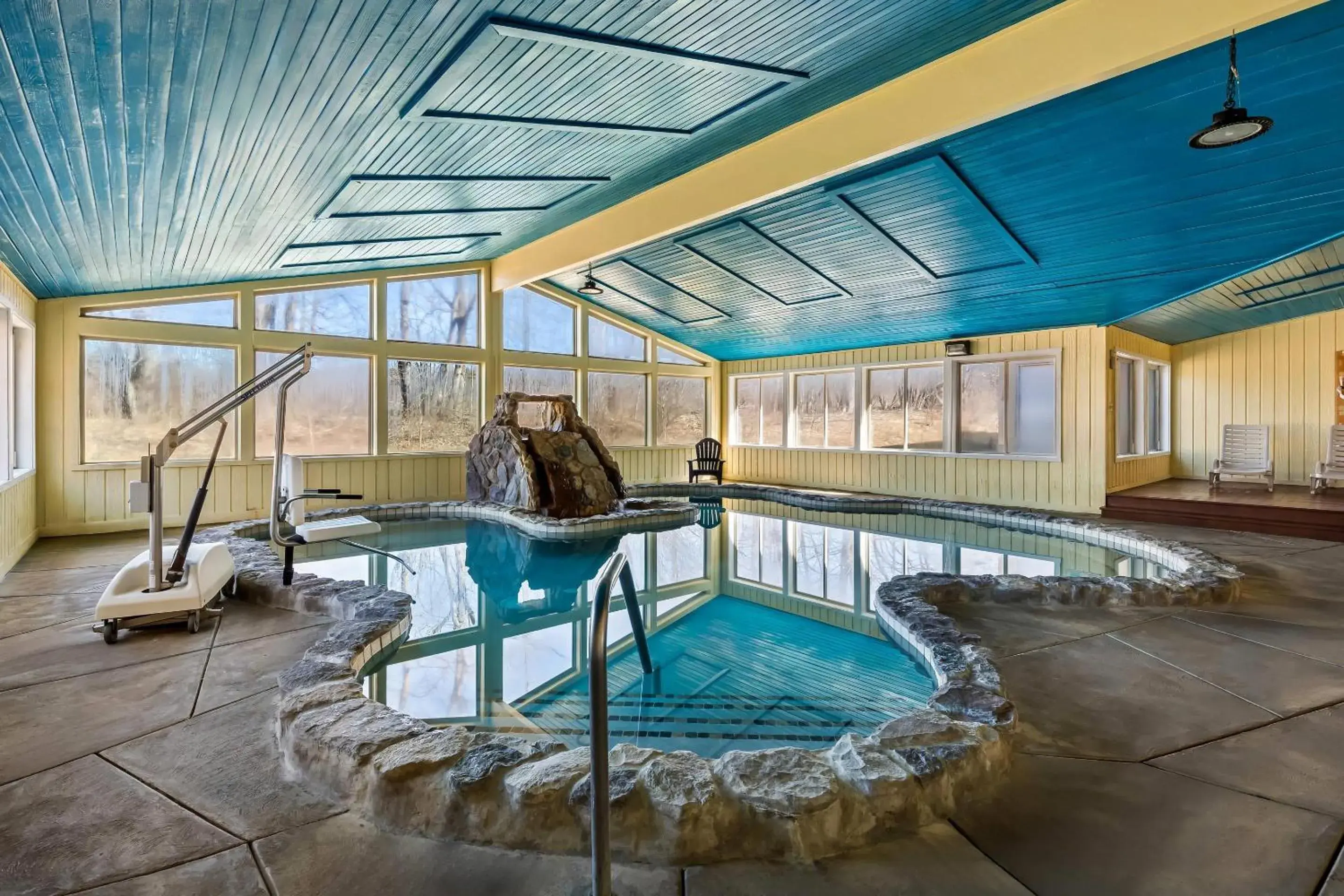 Swimming pool in Quality Inn & Suites Seville Swimming pool in Quality Inn & Suites Seville