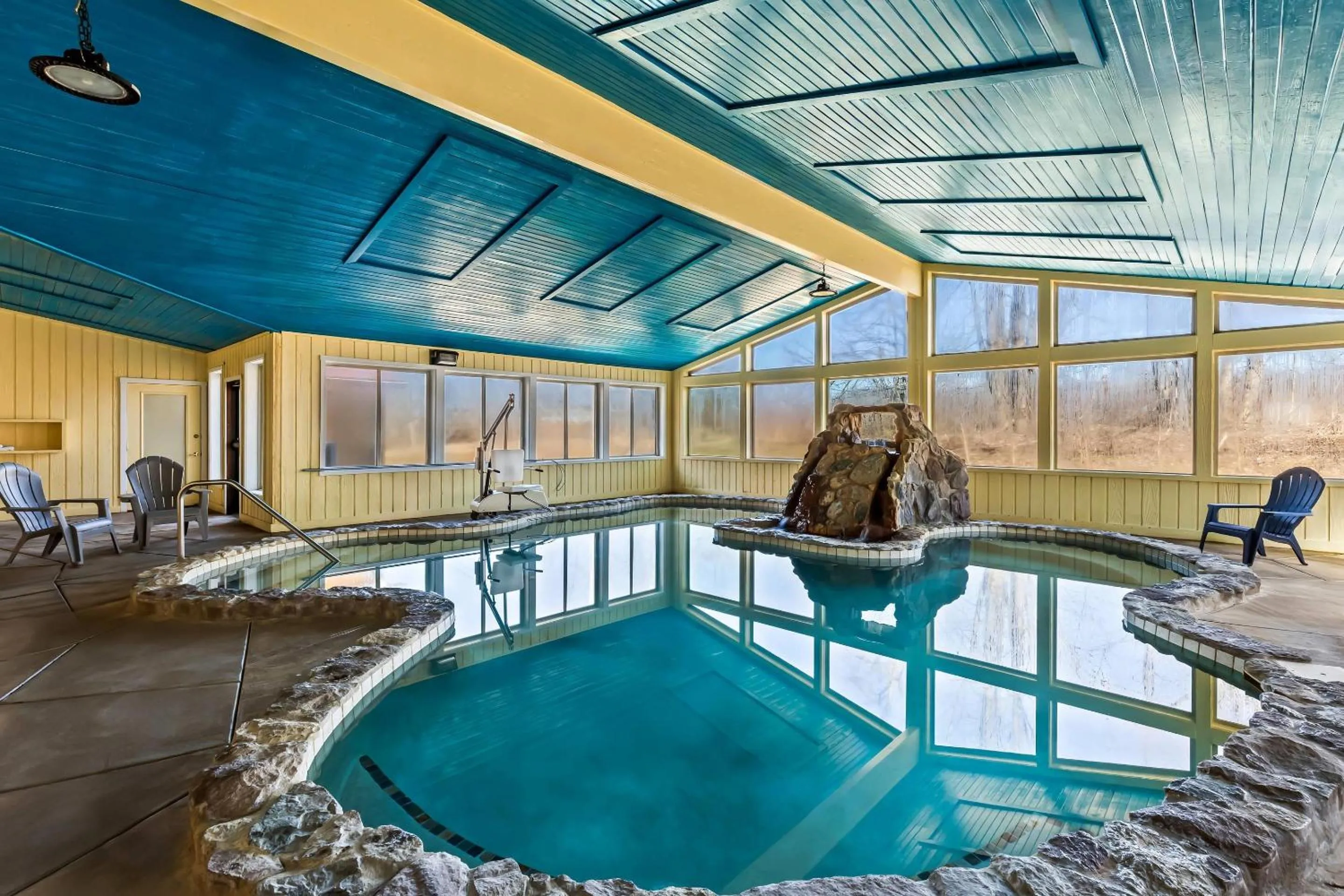 Swimming pool in Quality Inn & Suites