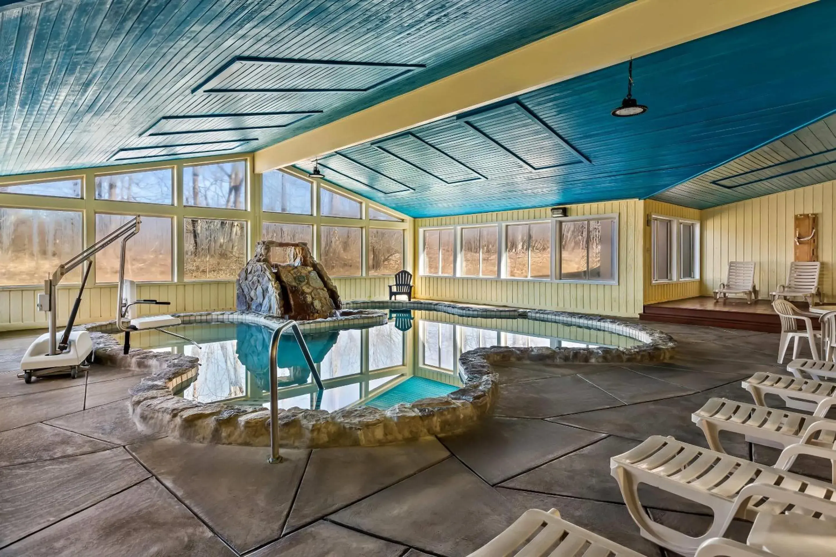 Swimming pool in Quality Inn & Suites Seville Swimming pool in Quality Inn & Suites Seville