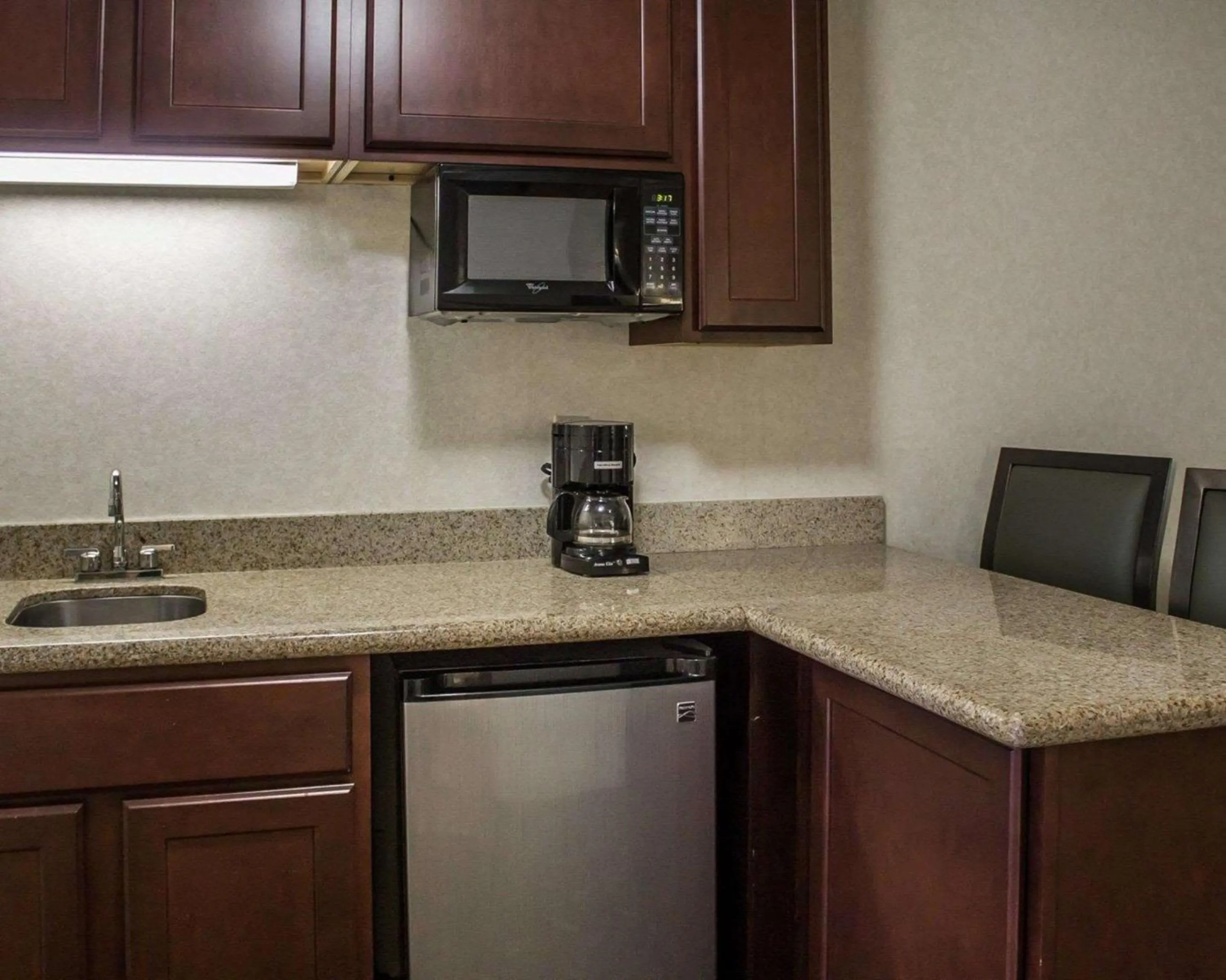 Photo of the whole room, Kitchen/Kitchenette in Quality Inn & Suites Mansfield