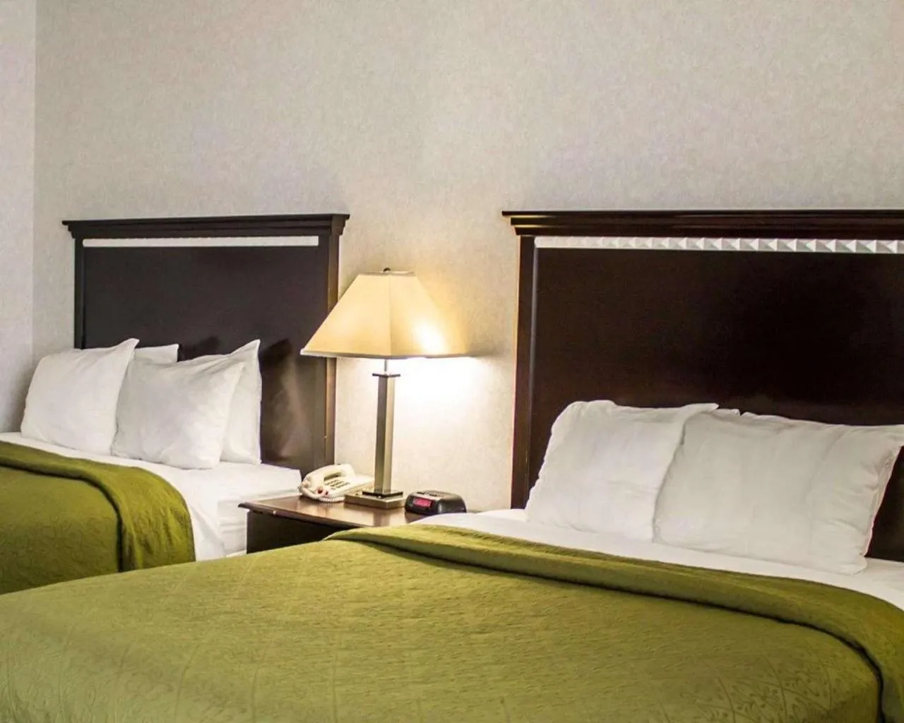 Bed in Quality Inn & Suites Mansfield