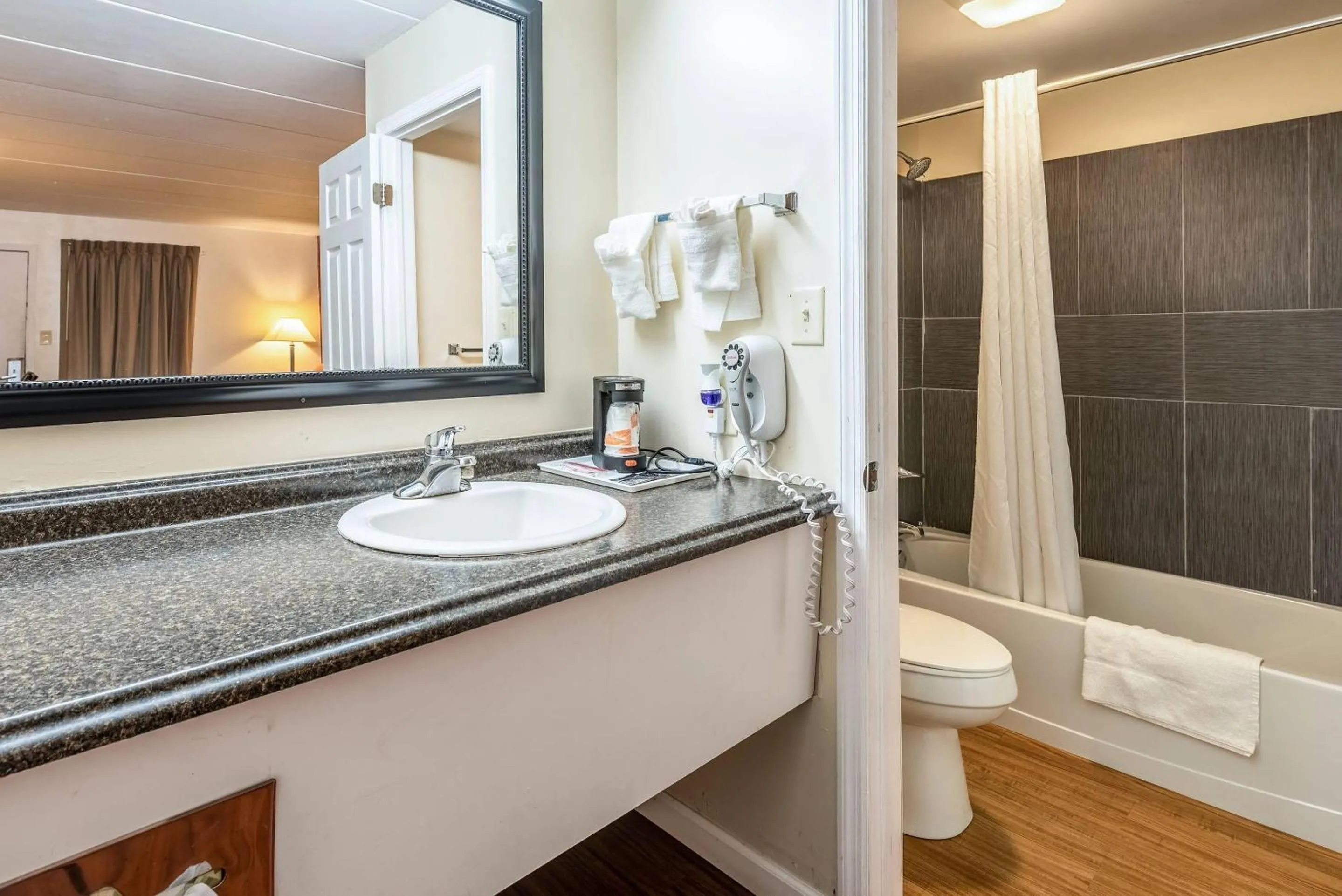 Bedroom in Econo Lodge Franklin - Springboro