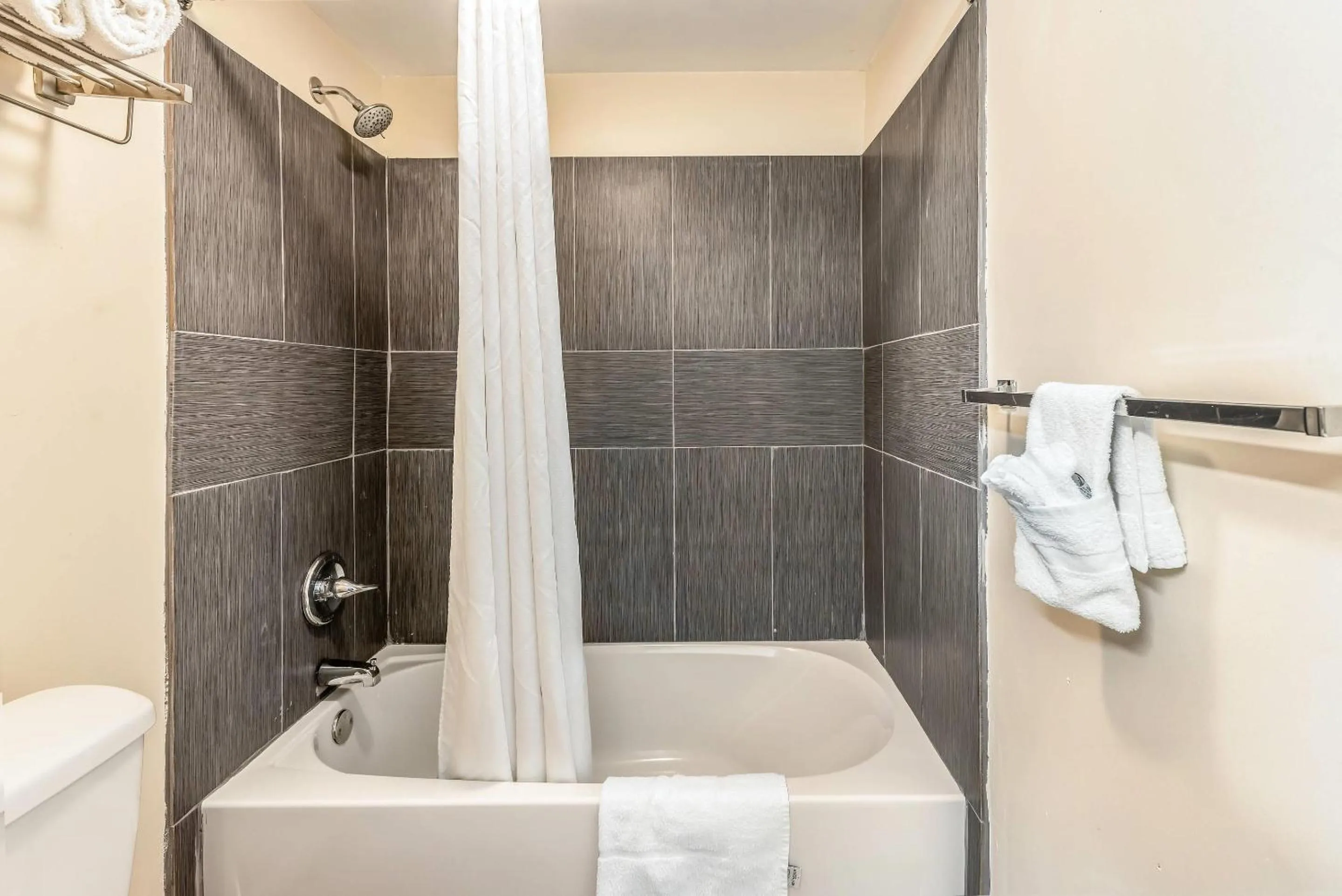 Bedroom in Econo Lodge Franklin - Springboro