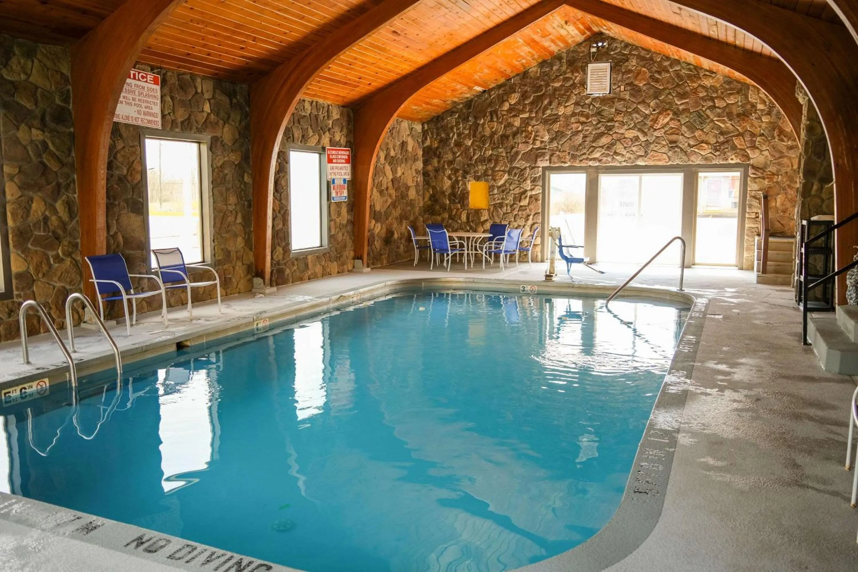 Swimming pool in Econo Lodge Wooster