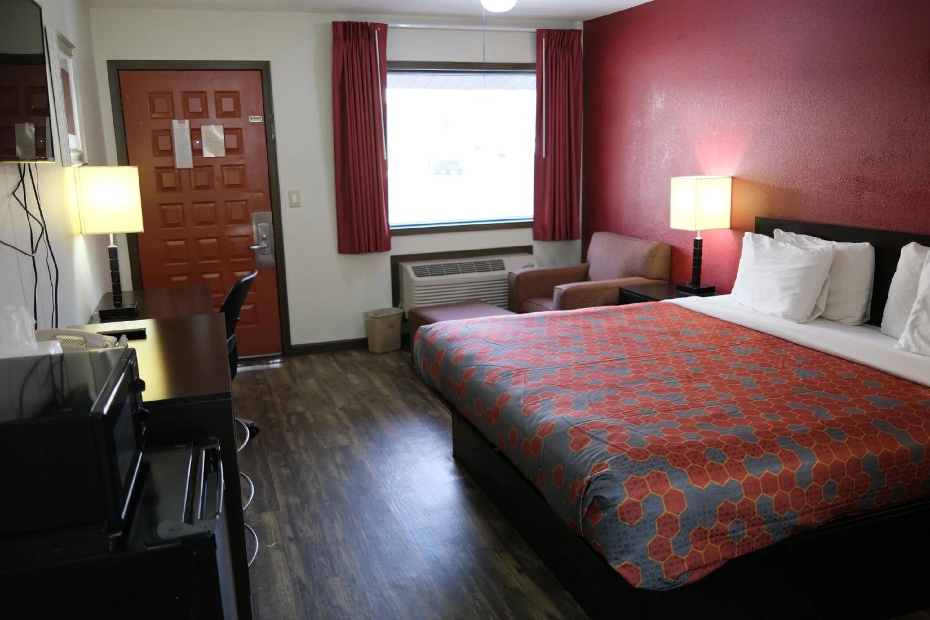 Bedroom, Bed in Econo Lodge Wooster
