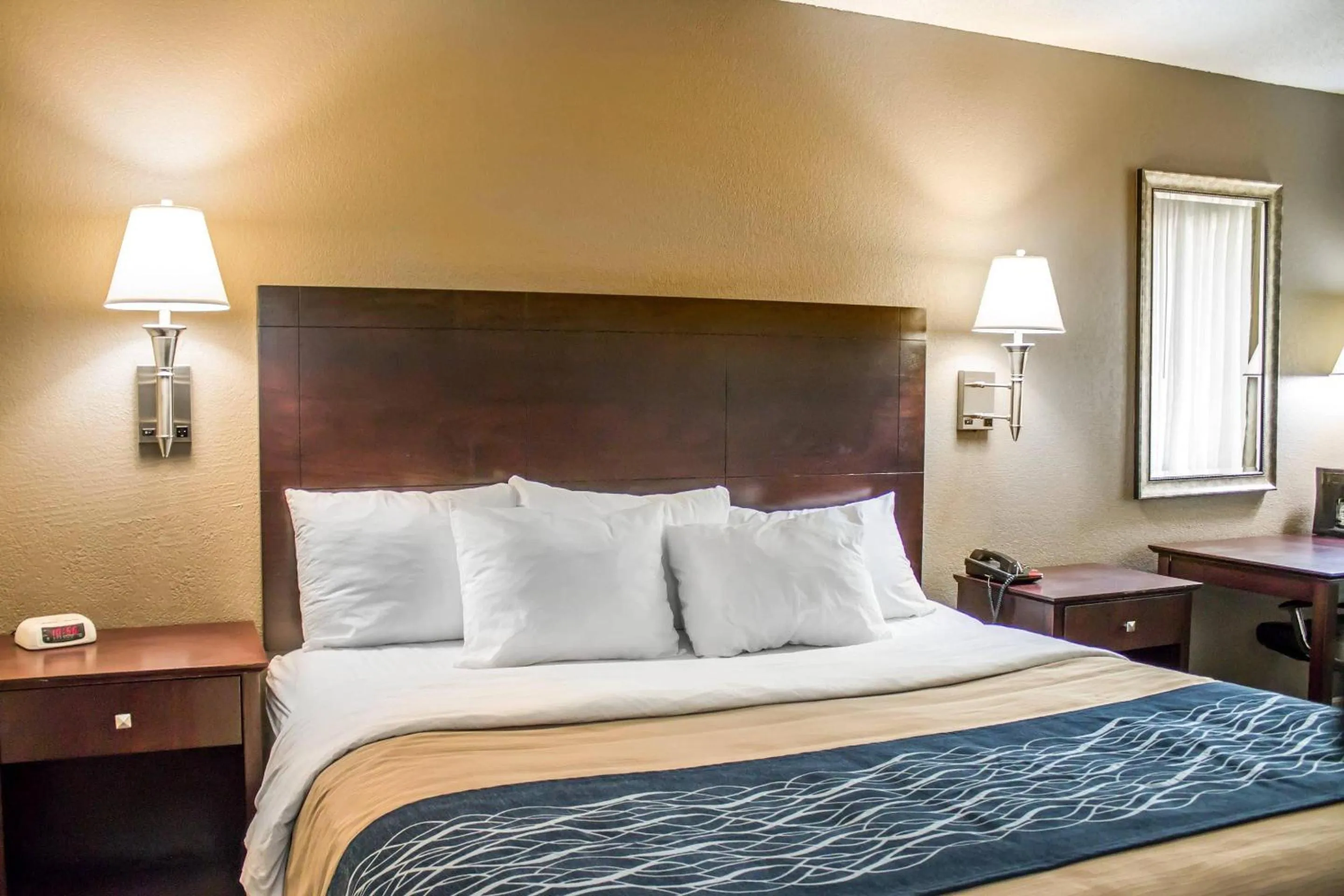 Bedroom, Bed in Comfort Inn Sandusky