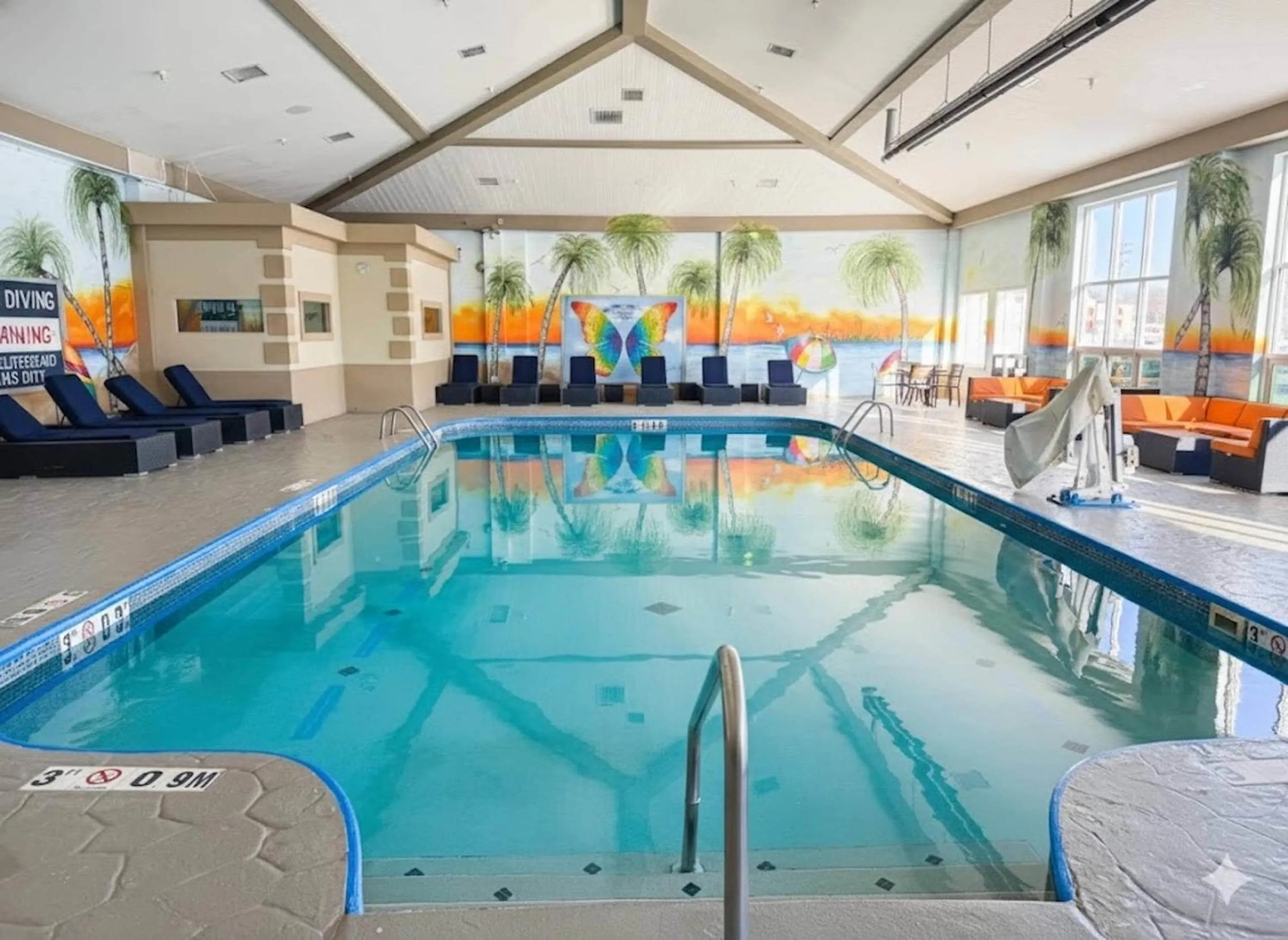 Swimming pool in Comfort Inn Sandusky