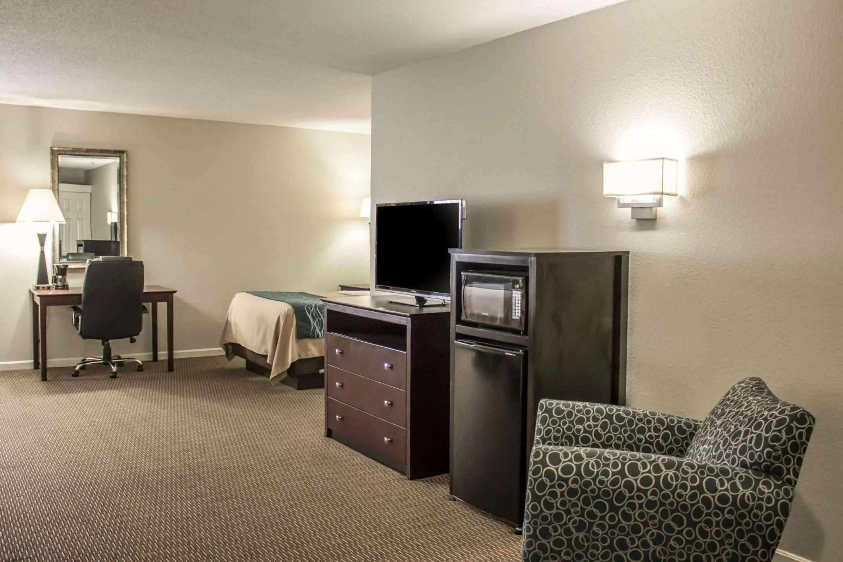 Photo of the whole room in Comfort Inn Sandusky
