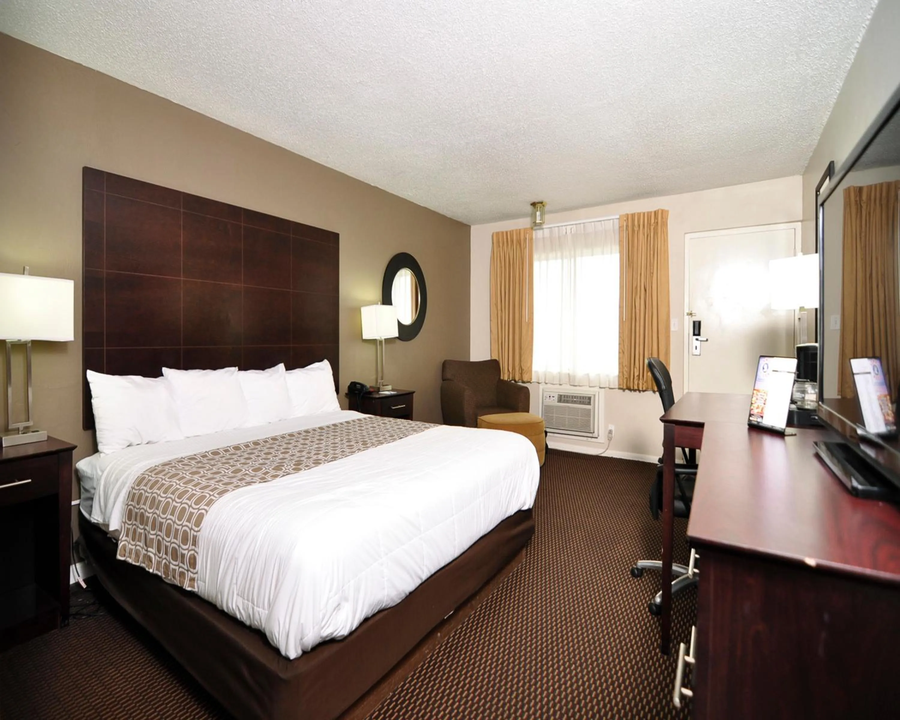 Bedroom, Bed in Baymont by Wyndham Sandusky