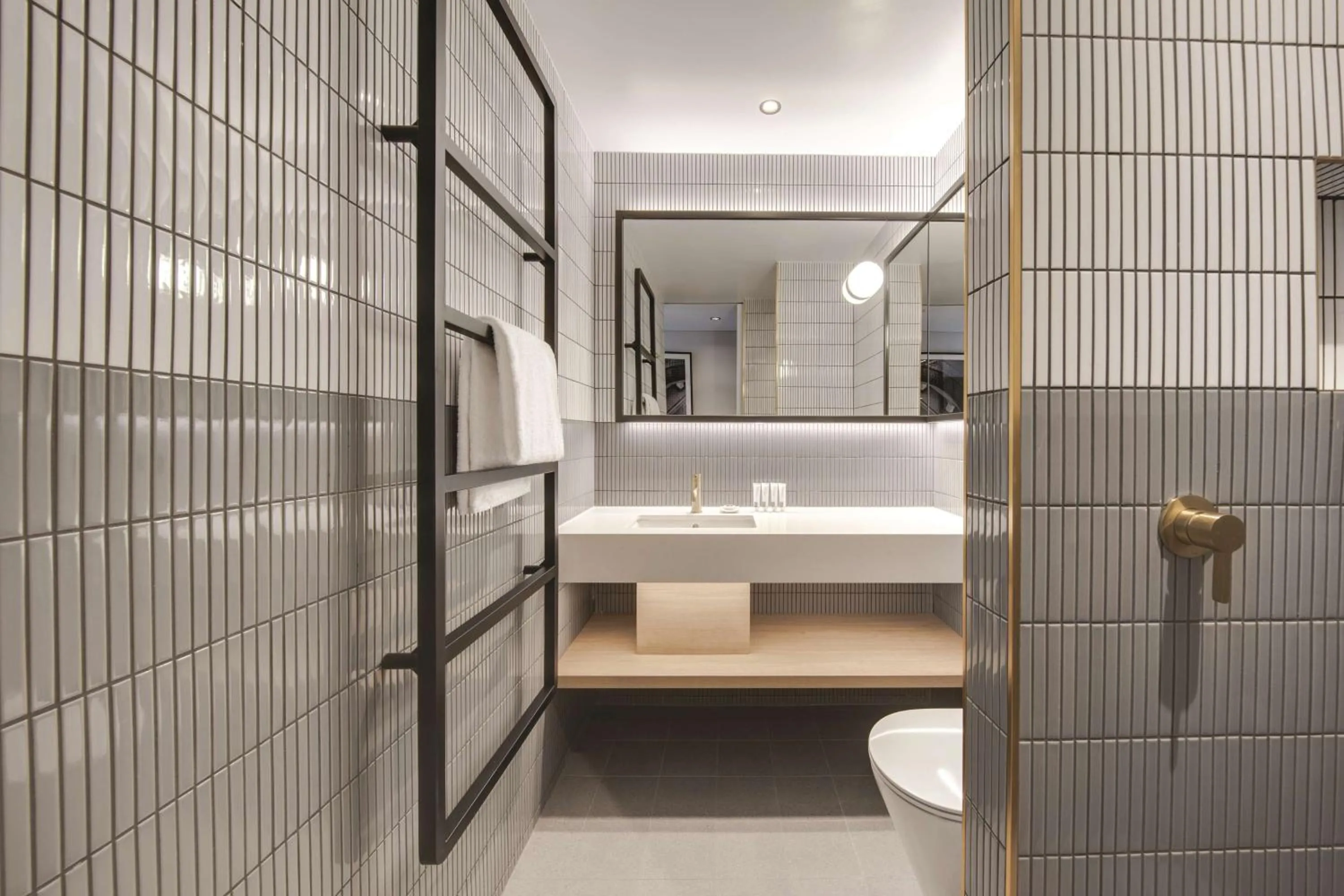 Bathroom, Bed in Vibe Hotel Sydney Darling Harbour