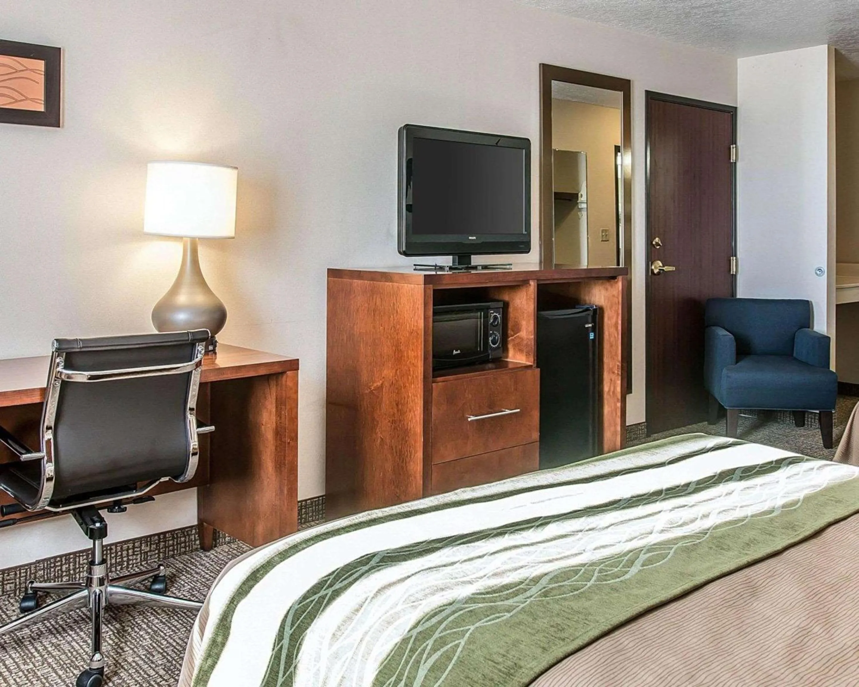 Photo of the whole room, Bed in Bluffton Inn & Suites