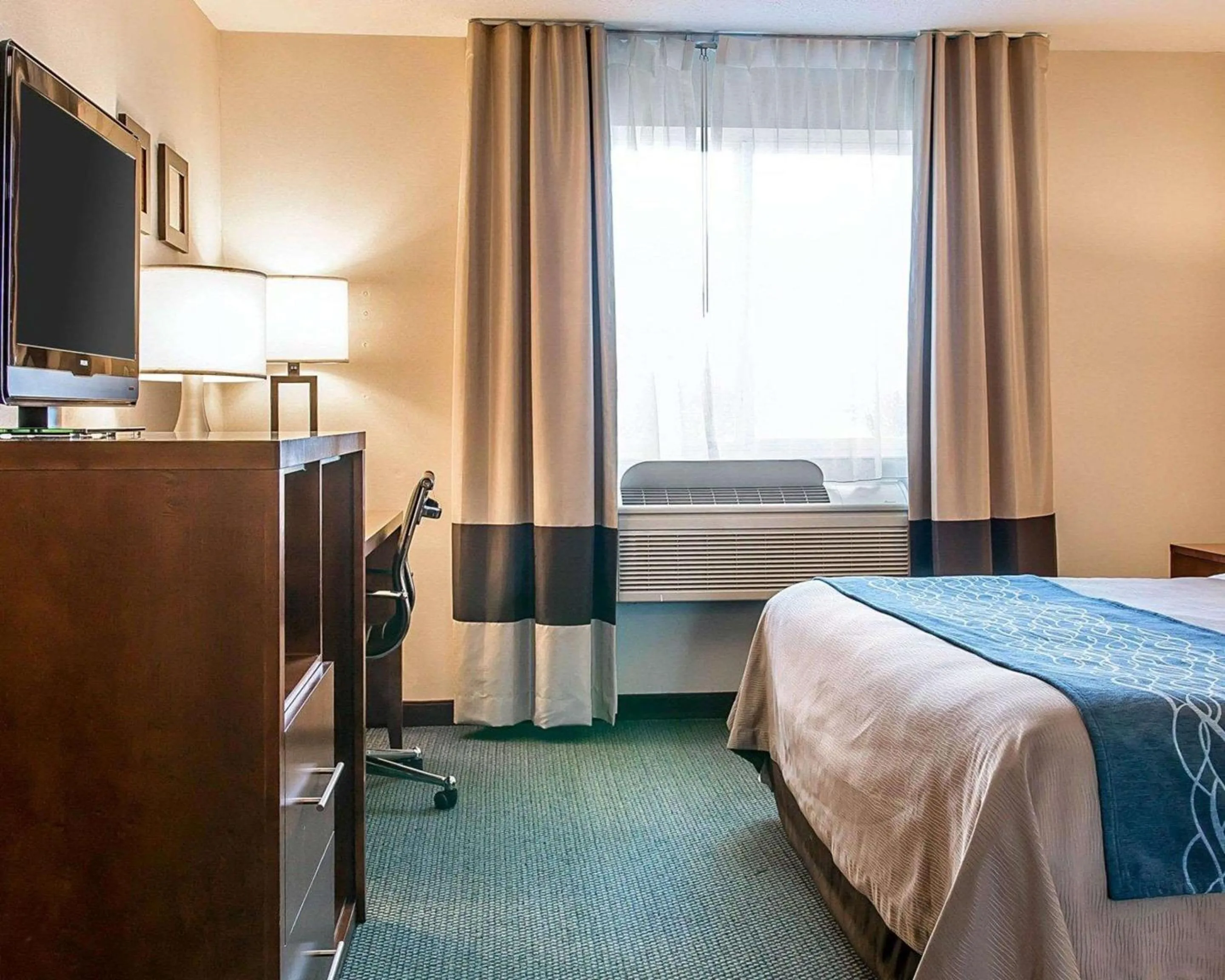 Photo of the whole room, Bed in Bluffton Inn & Suites