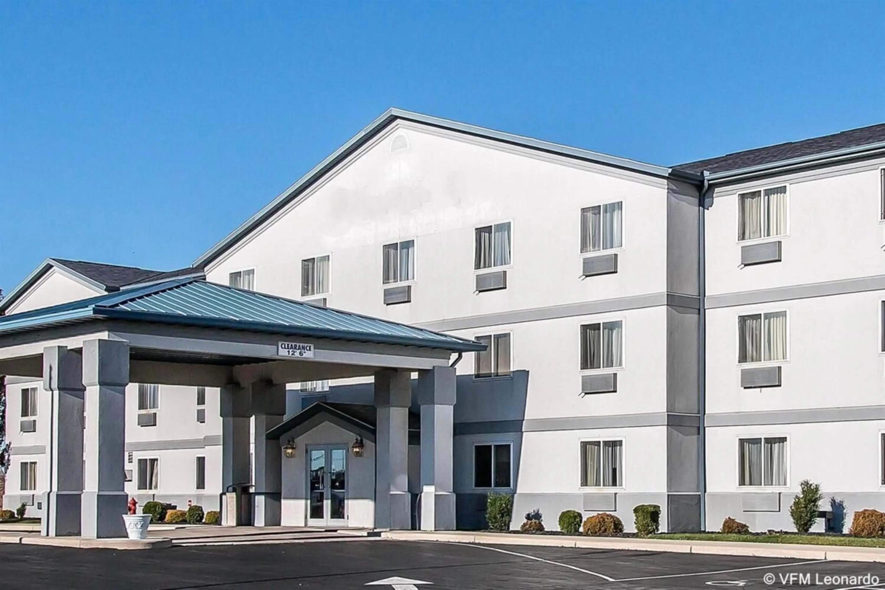 Property building in Bluffton Inn & Suites