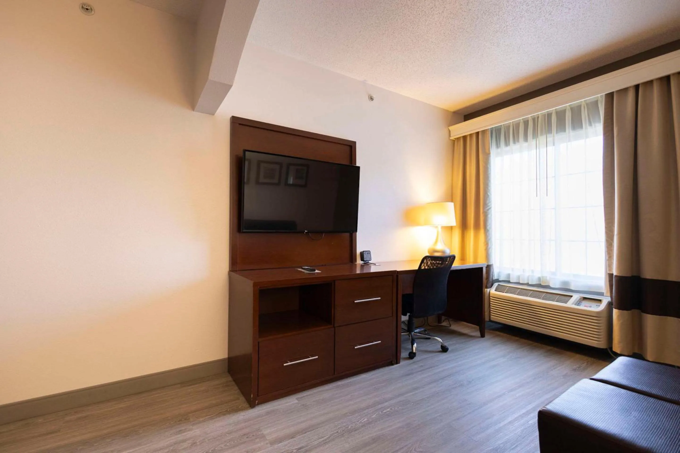 Bedroom in Comfort Suites Springfield I-70