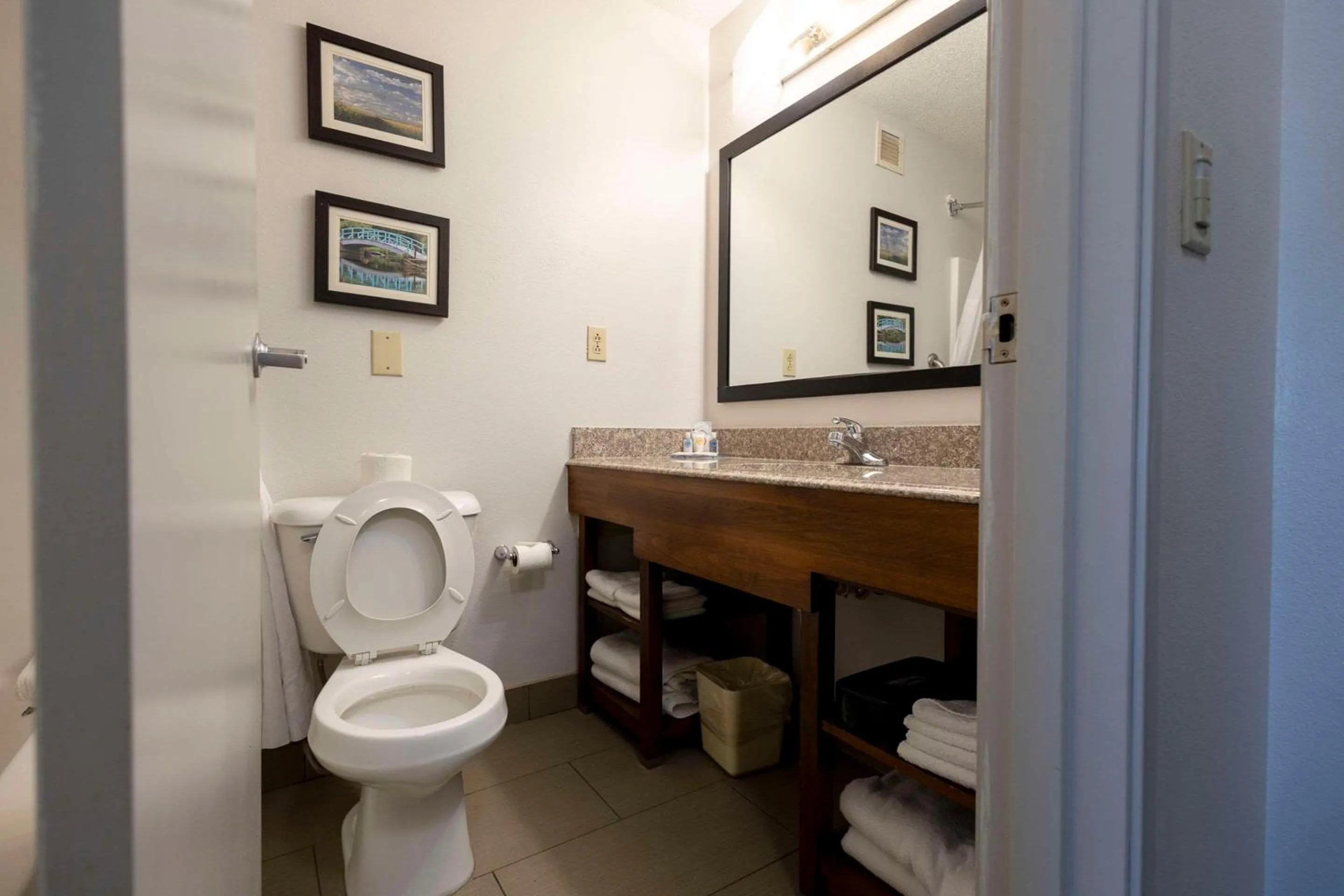 Bedroom in Comfort Suites Springfield I-70