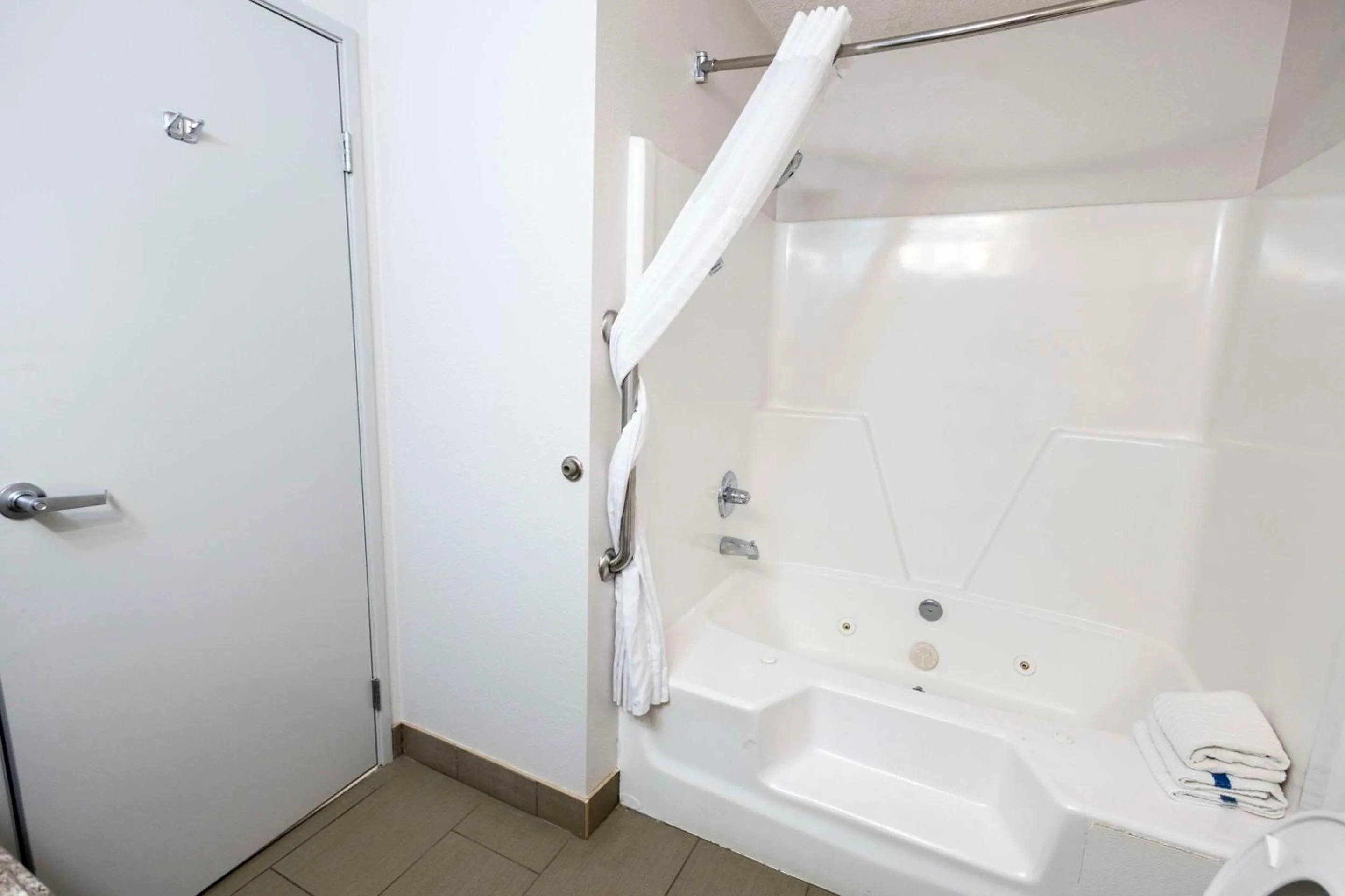 Bedroom in Comfort Suites Springfield I-70