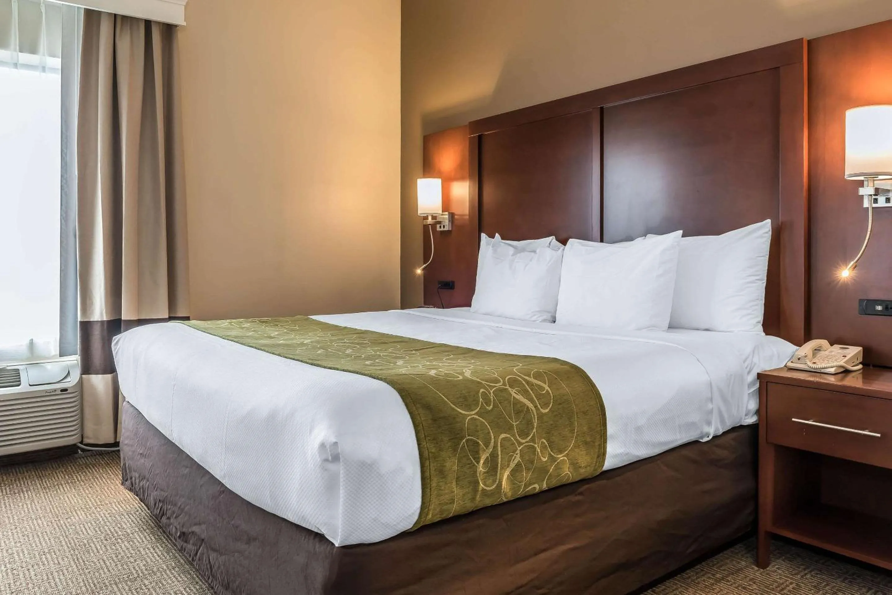 Bedroom, Bed in Comfort Suites Springfield I-70