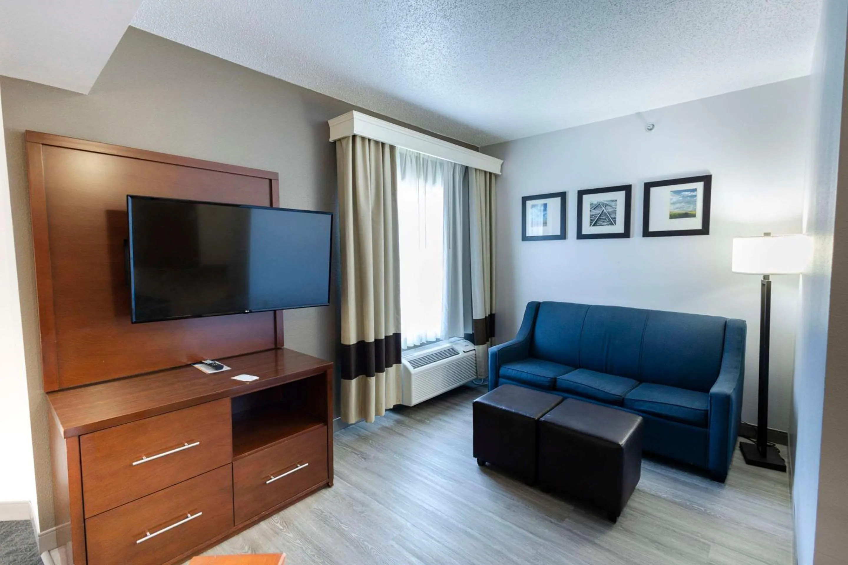 Bedroom in Comfort Suites Springfield I-70