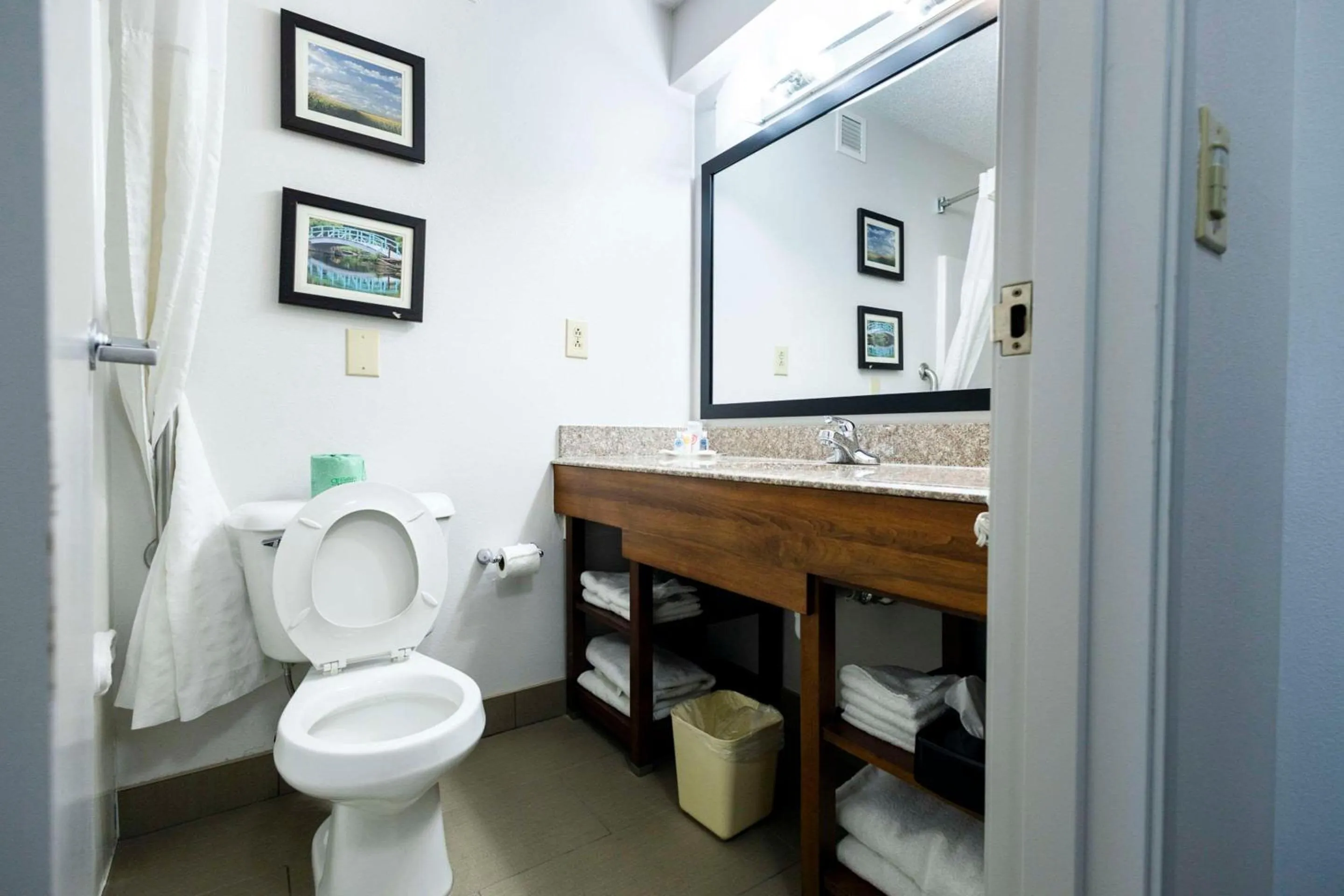 Bedroom in Comfort Suites Springfield I-70