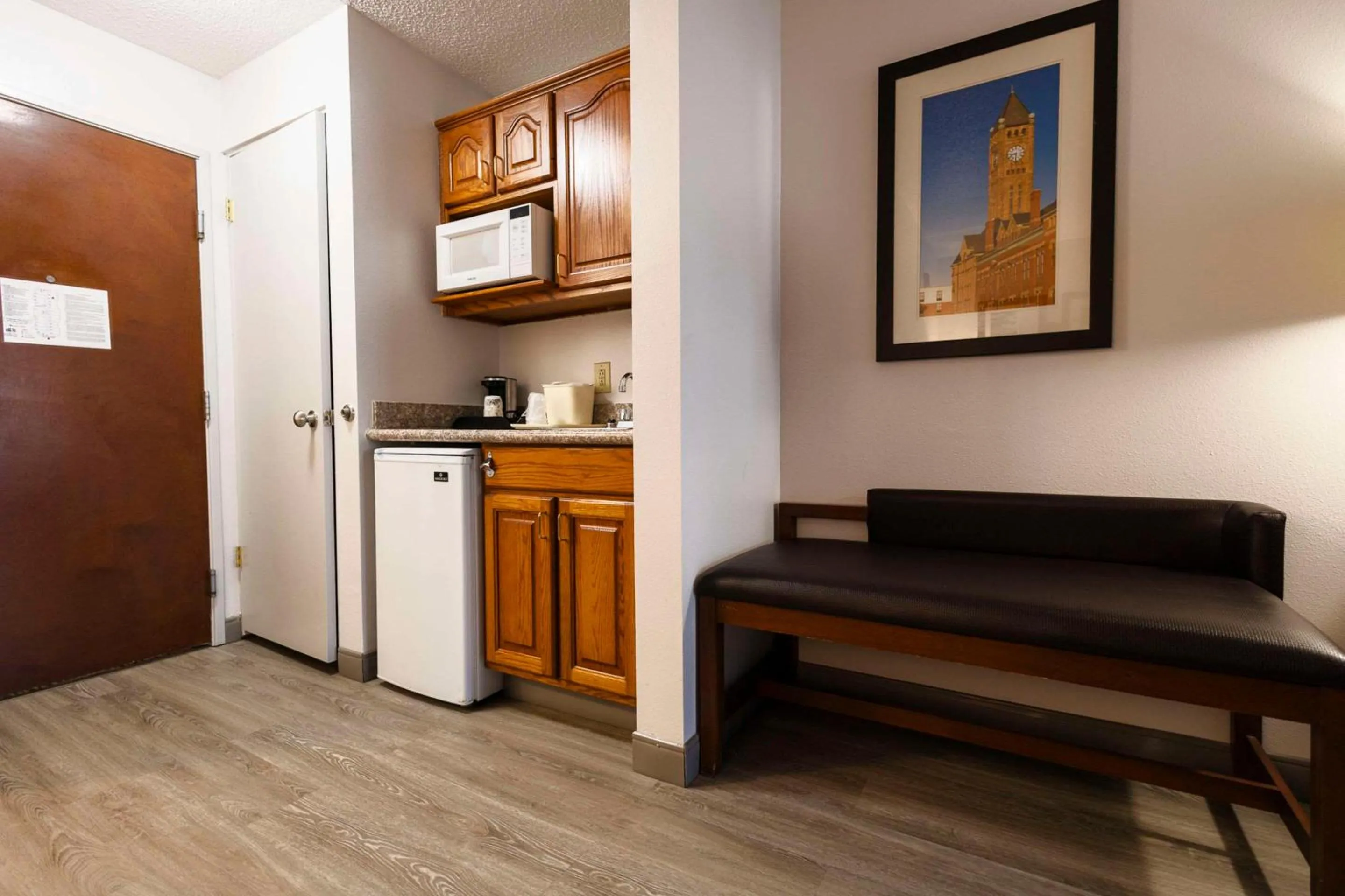 Bedroom in Comfort Suites Springfield I-70