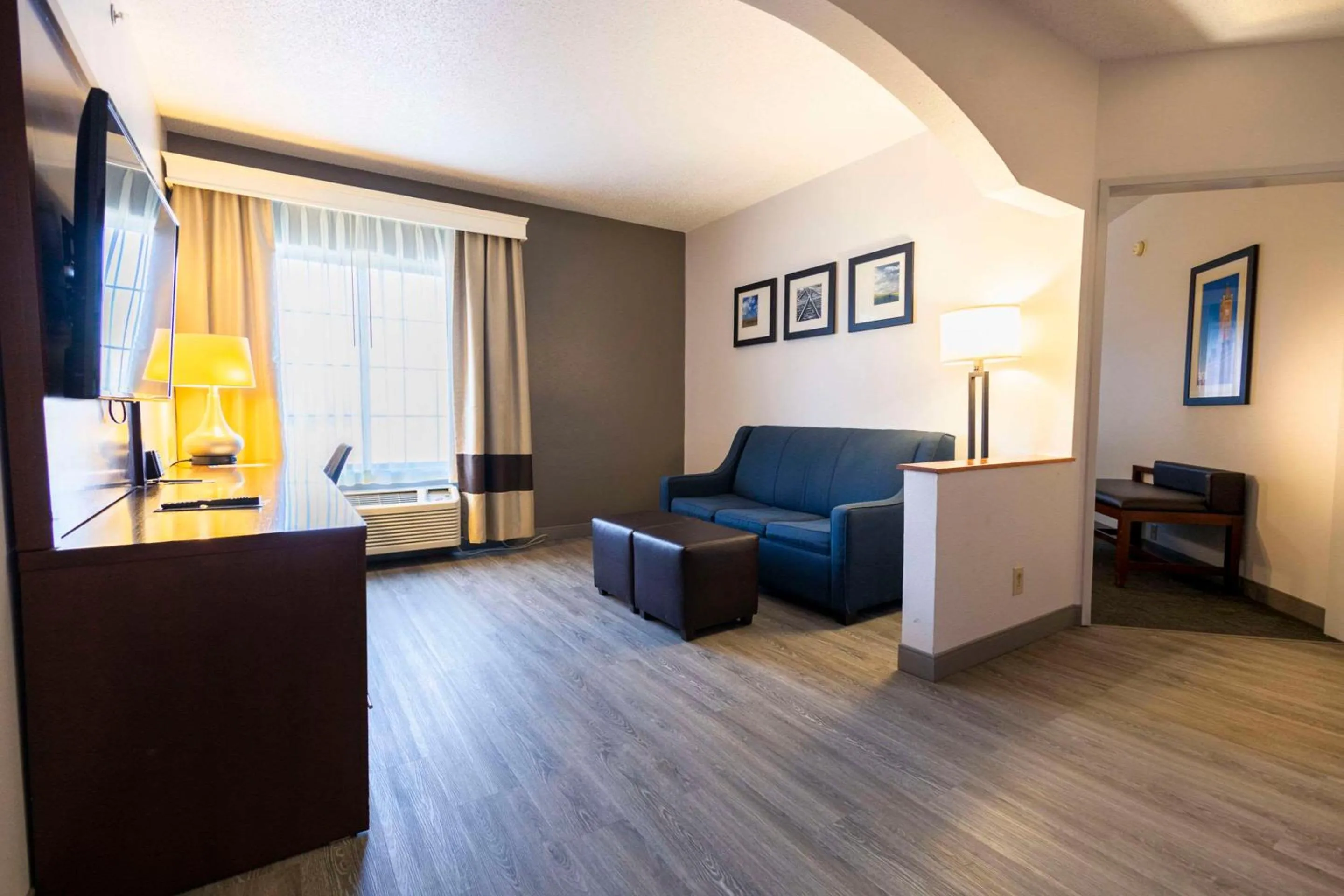 Bedroom in Comfort Suites Springfield I-70