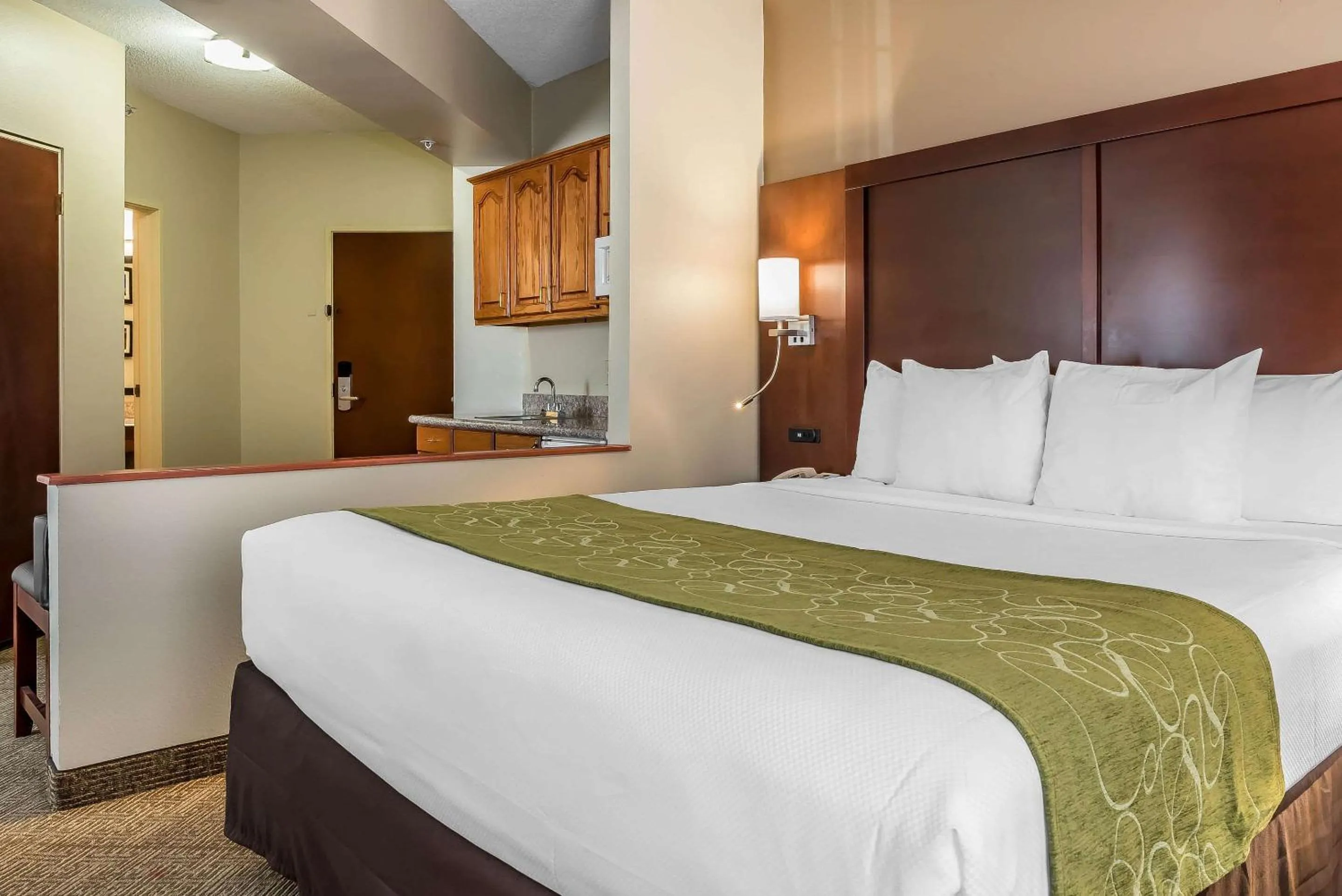 Bedroom, Bed in Comfort Suites Springfield I-70