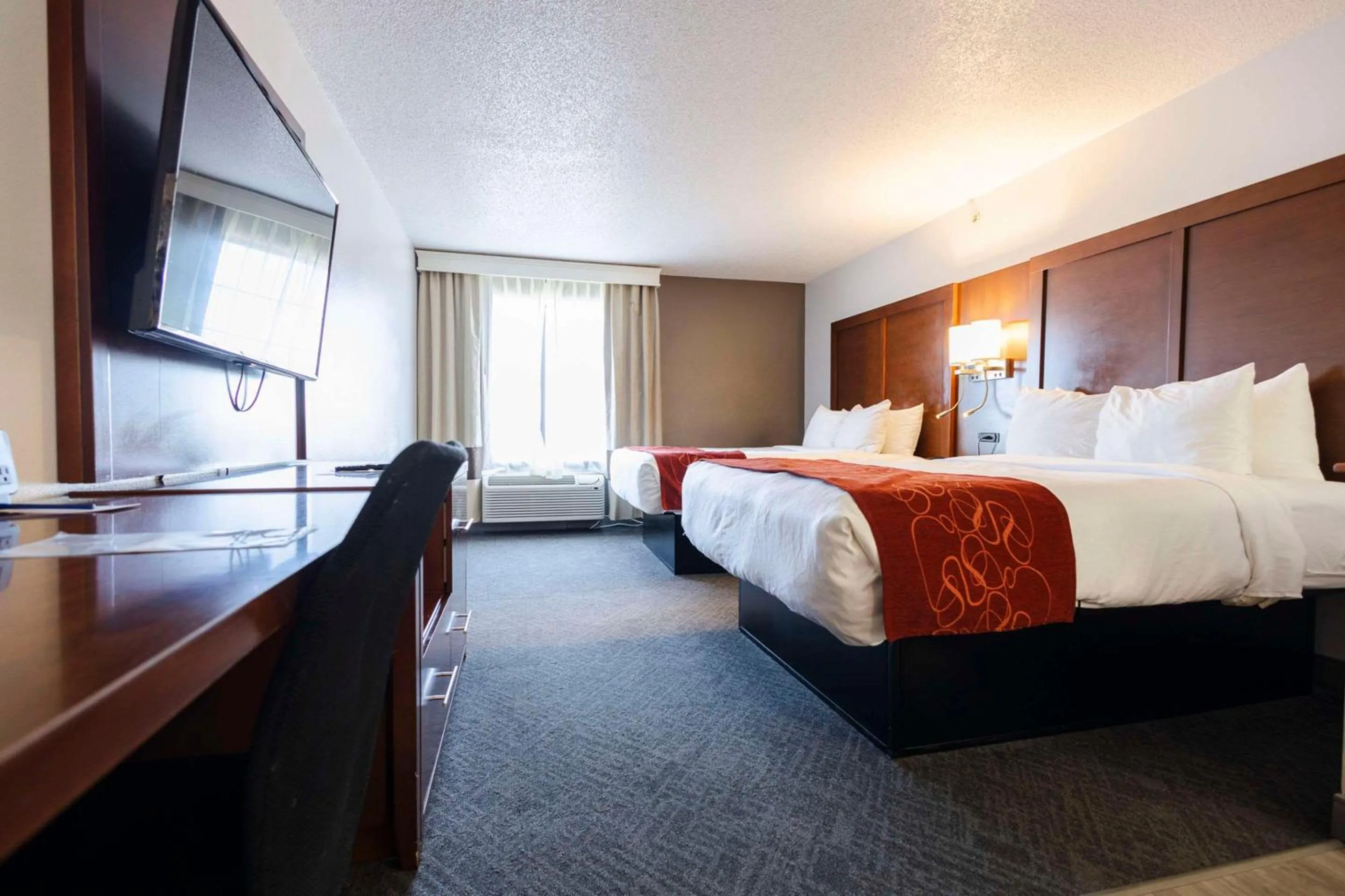 Bedroom, Bed in Comfort Suites Springfield I-70