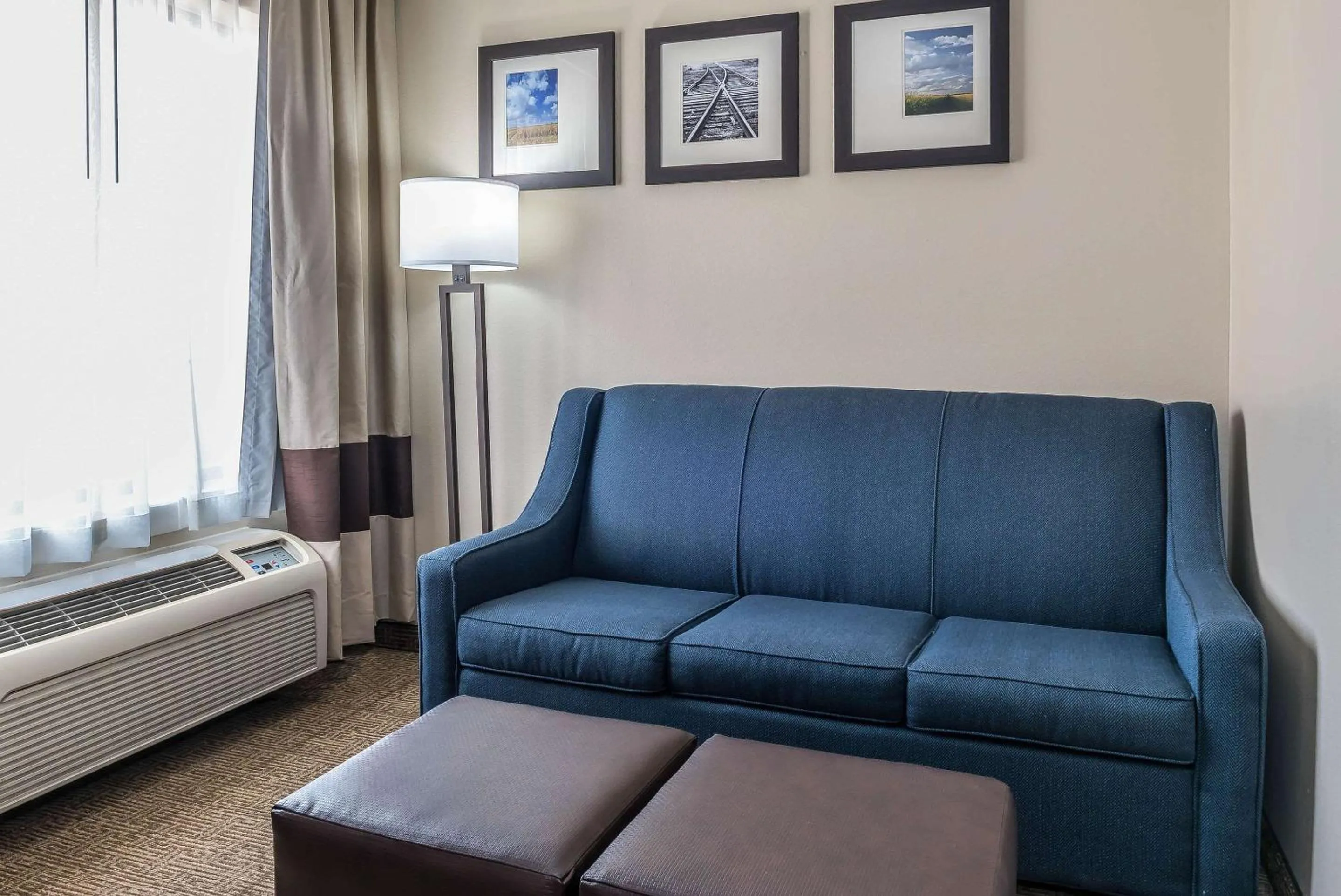 Bedroom in Comfort Suites Springfield I-70