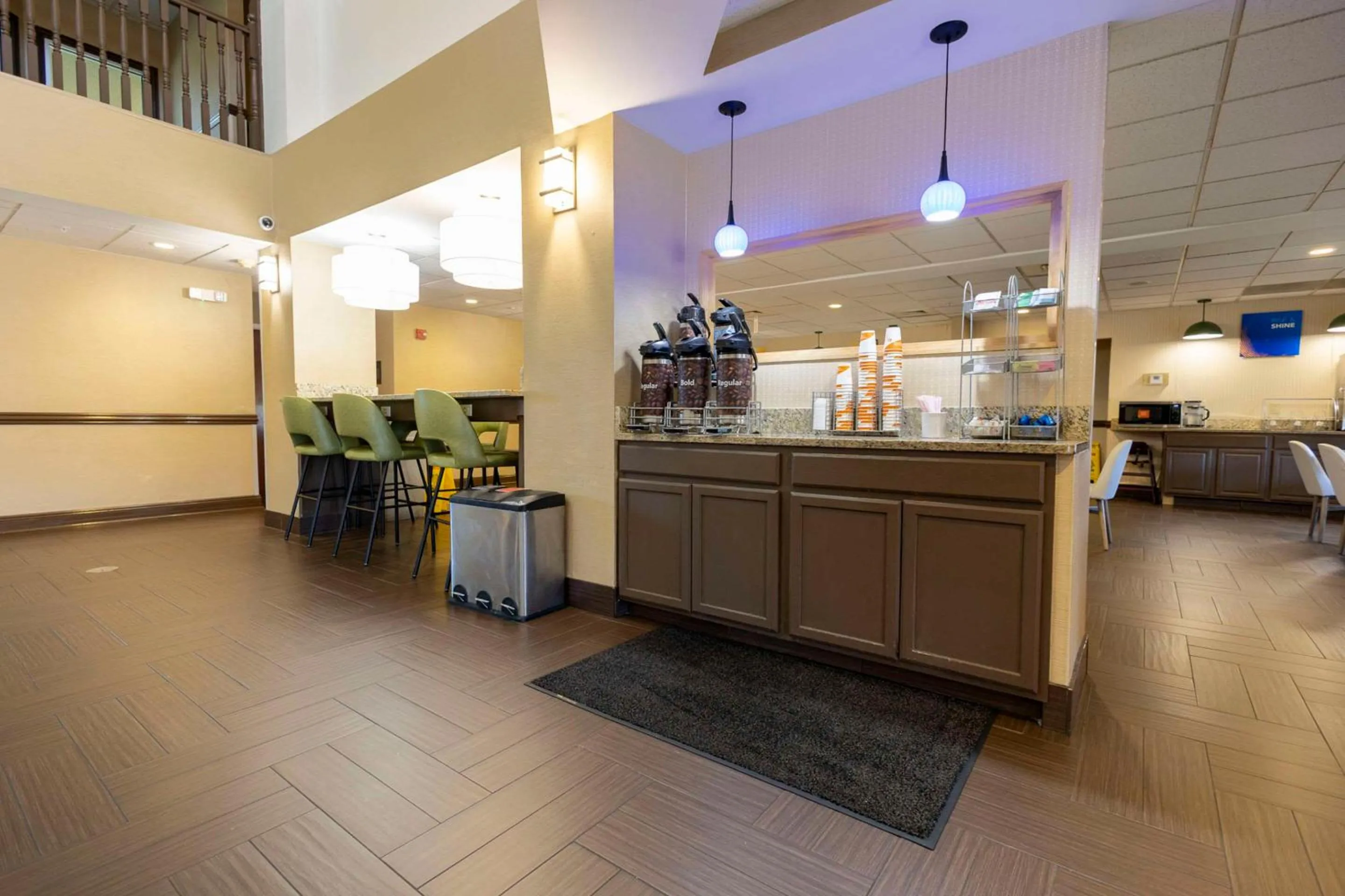 Lobby or reception in Comfort Suites Springfield I-70