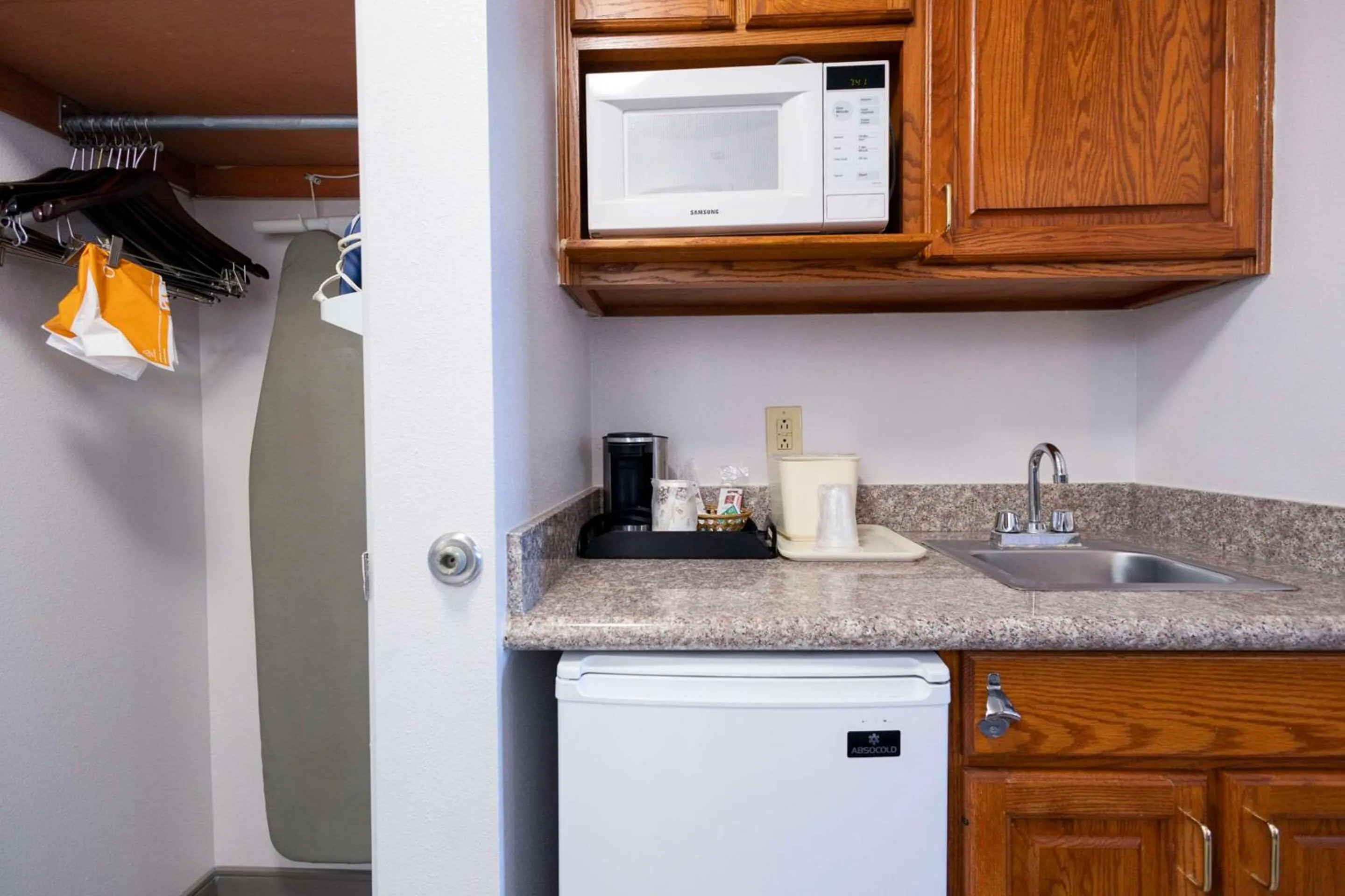 Bedroom in Comfort Suites Springfield I-70