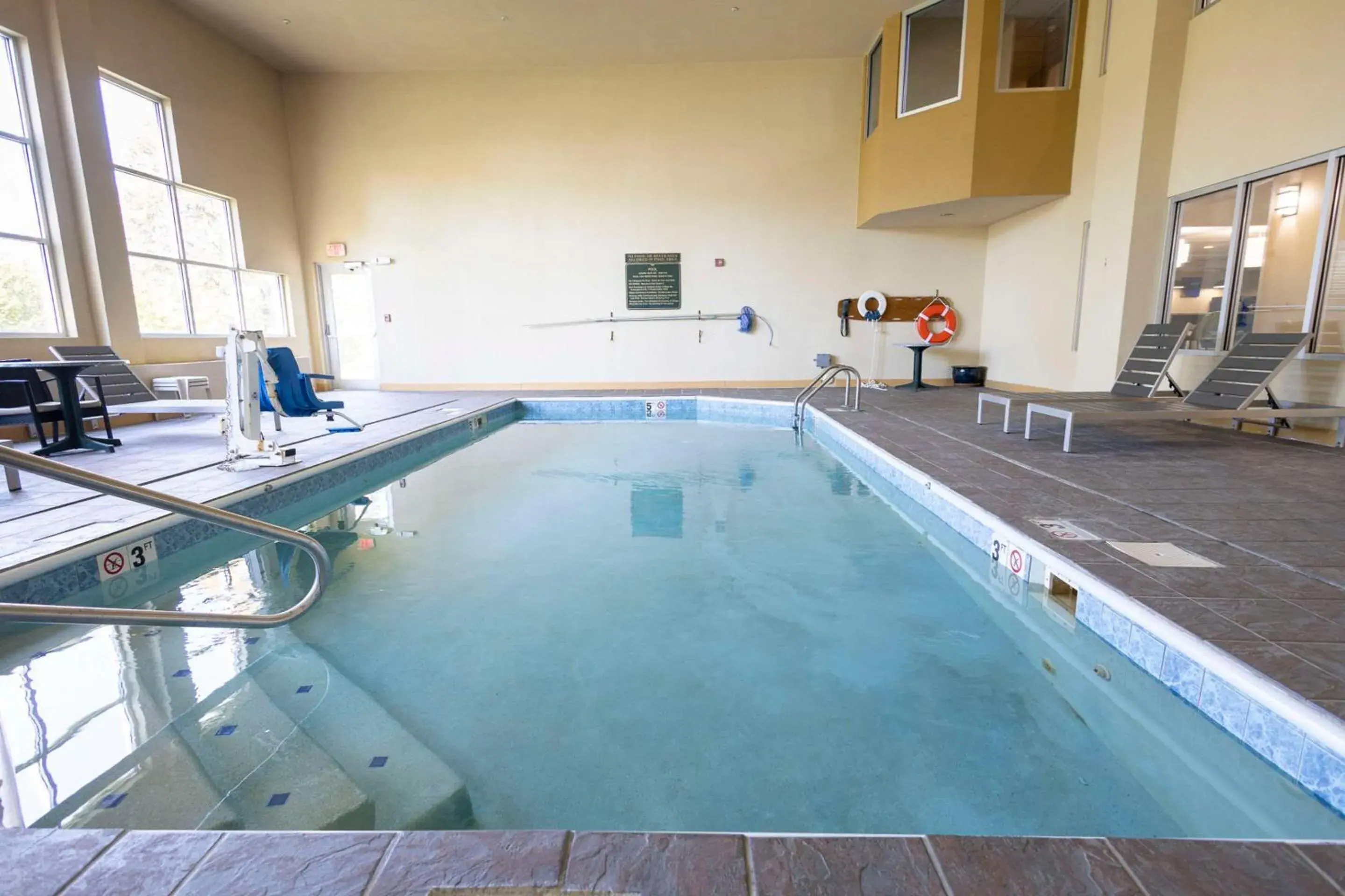 Swimming pool in Comfort Suites Swimming pool in Comfort Suites