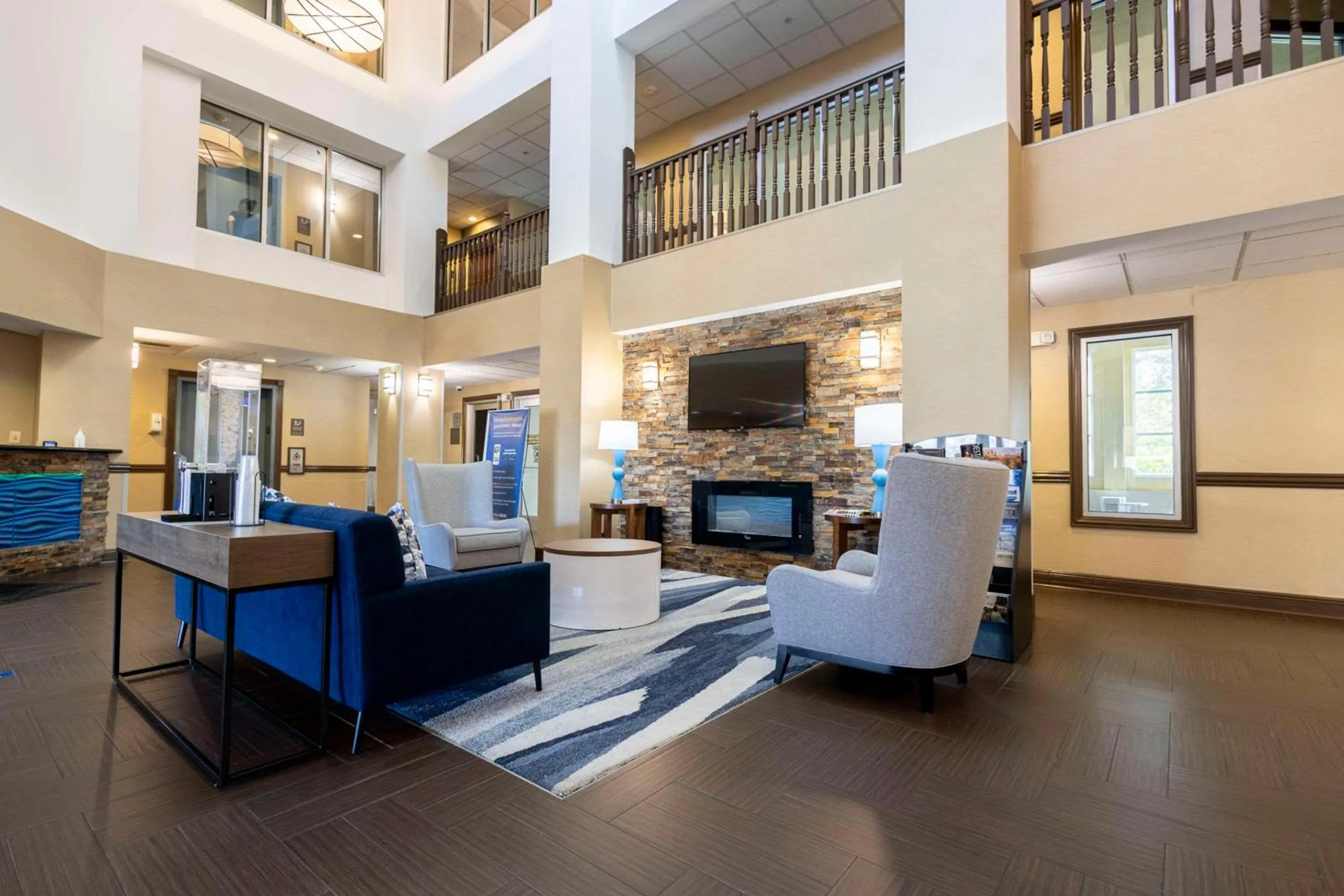 Lobby or reception in Comfort Suites Springfield I-70