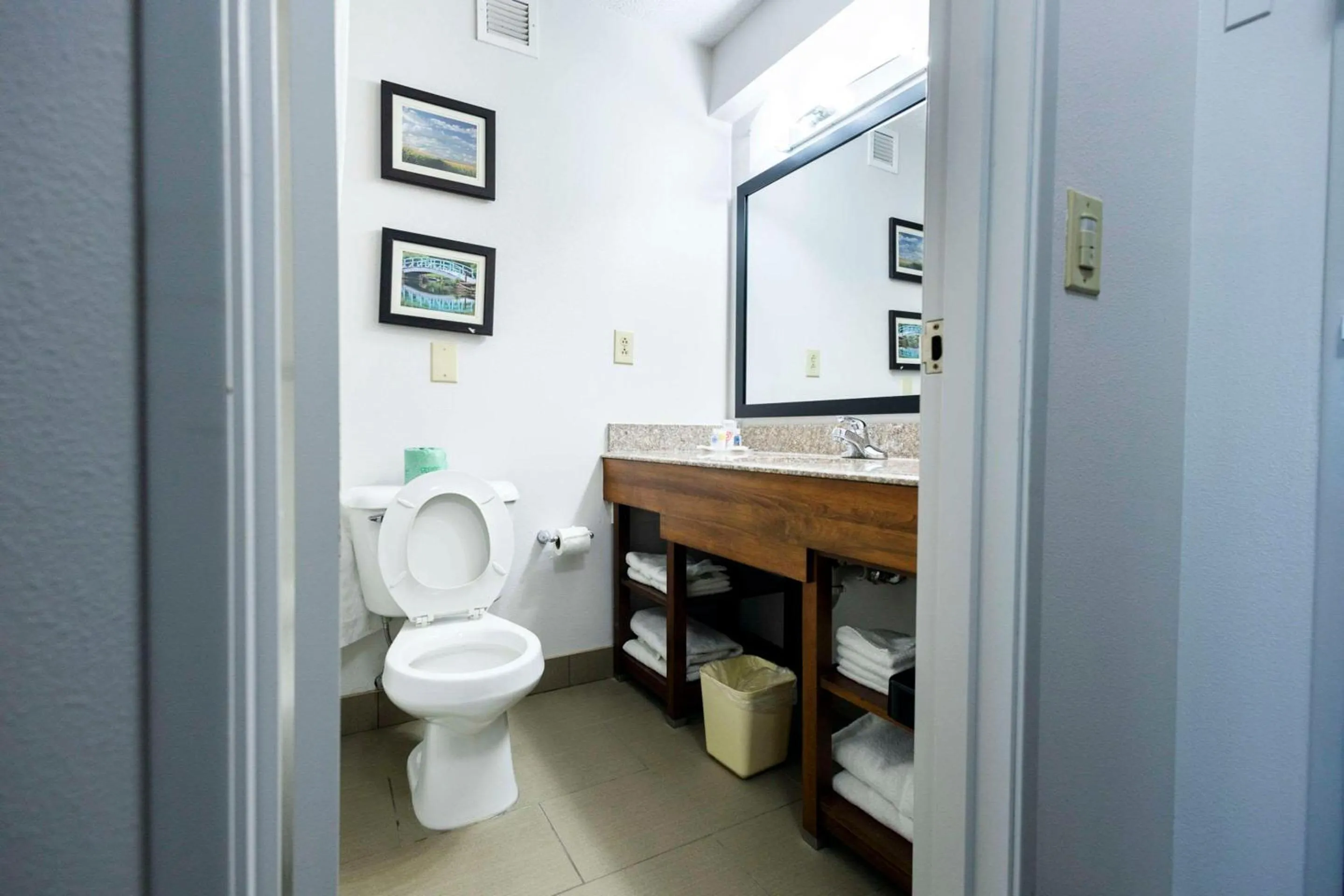 Bedroom in Comfort Suites Springfield I-70