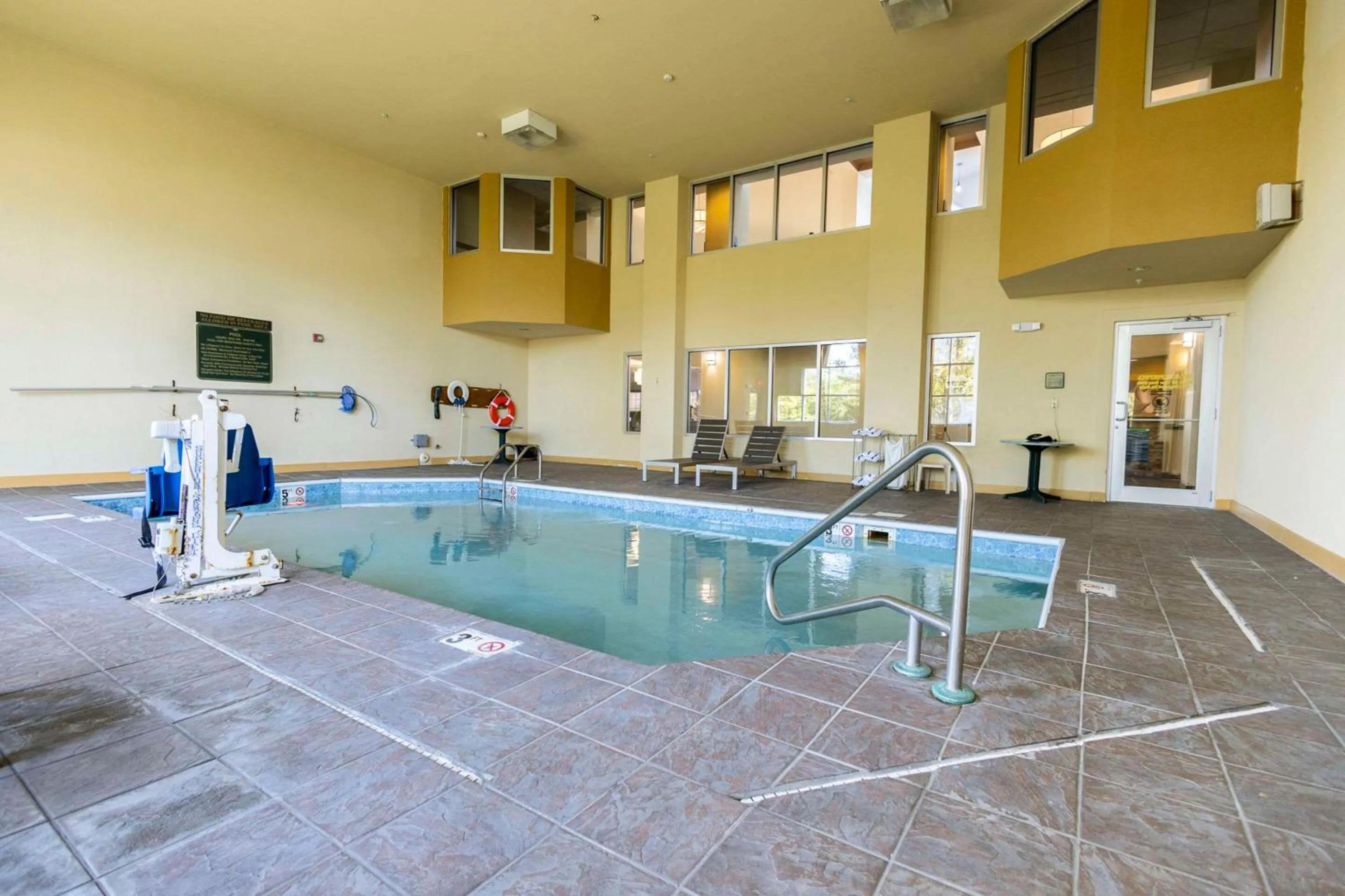 Swimming pool in Comfort Suites Springfield I-70