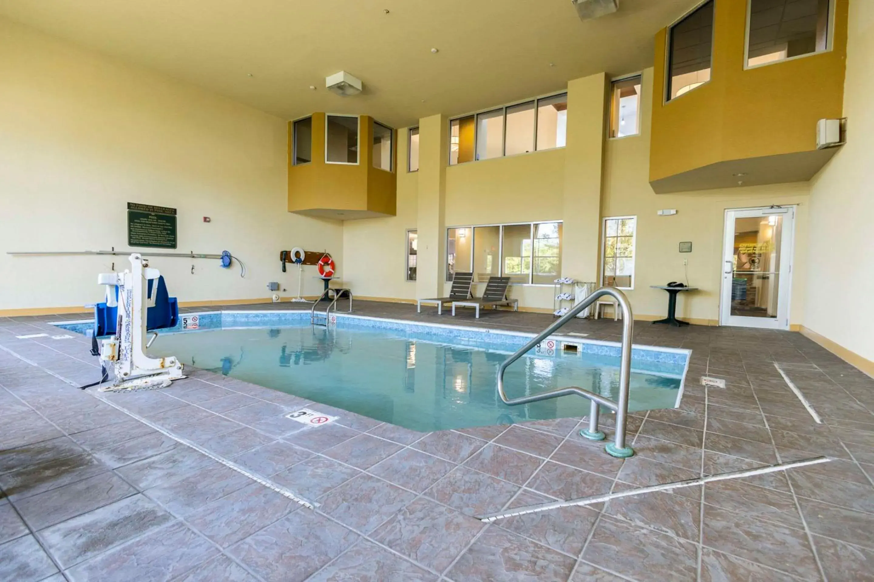 Swimming pool in Comfort Suites Swimming pool in Comfort Suites