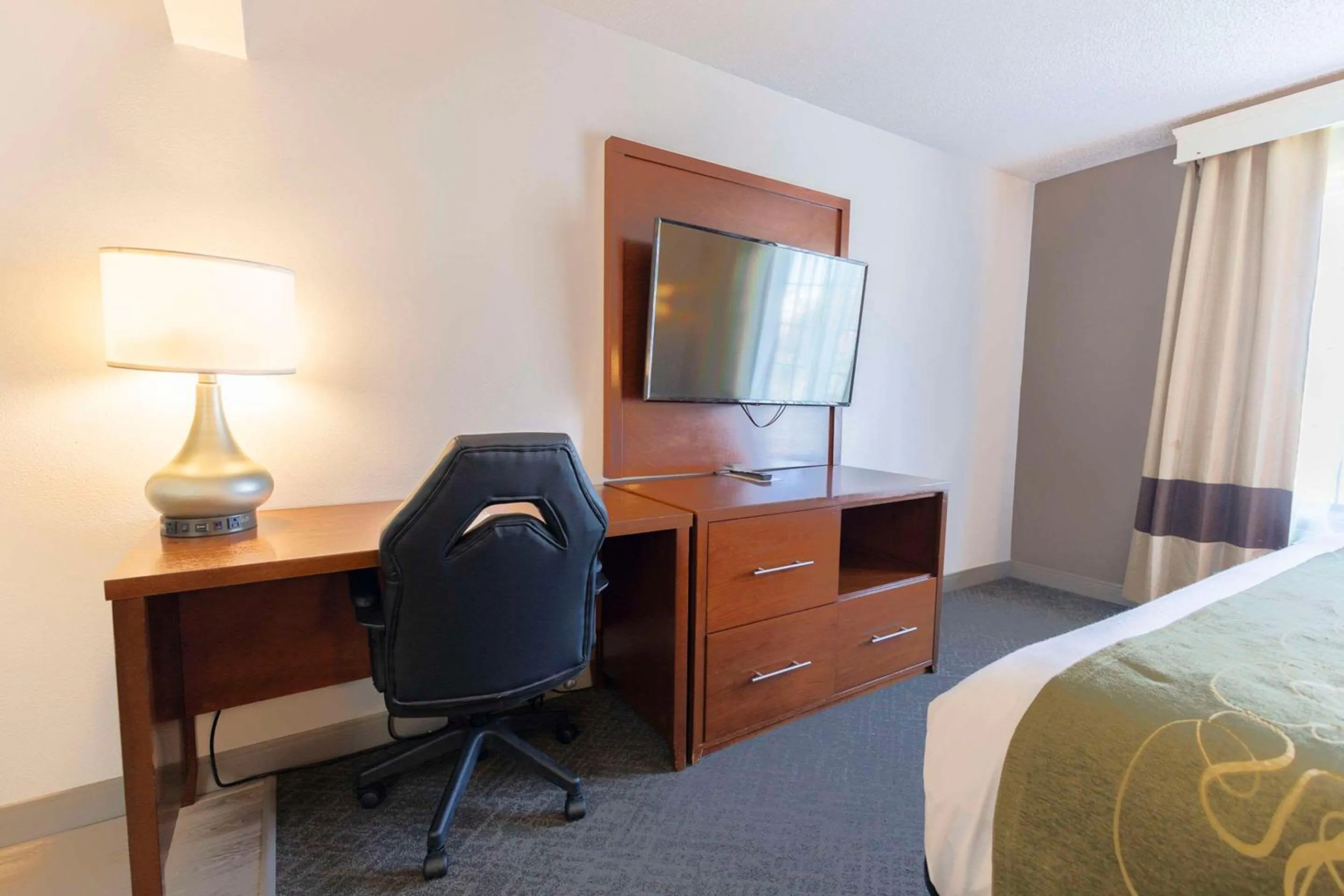 Bedroom, Bed in Comfort Suites Springfield I-70