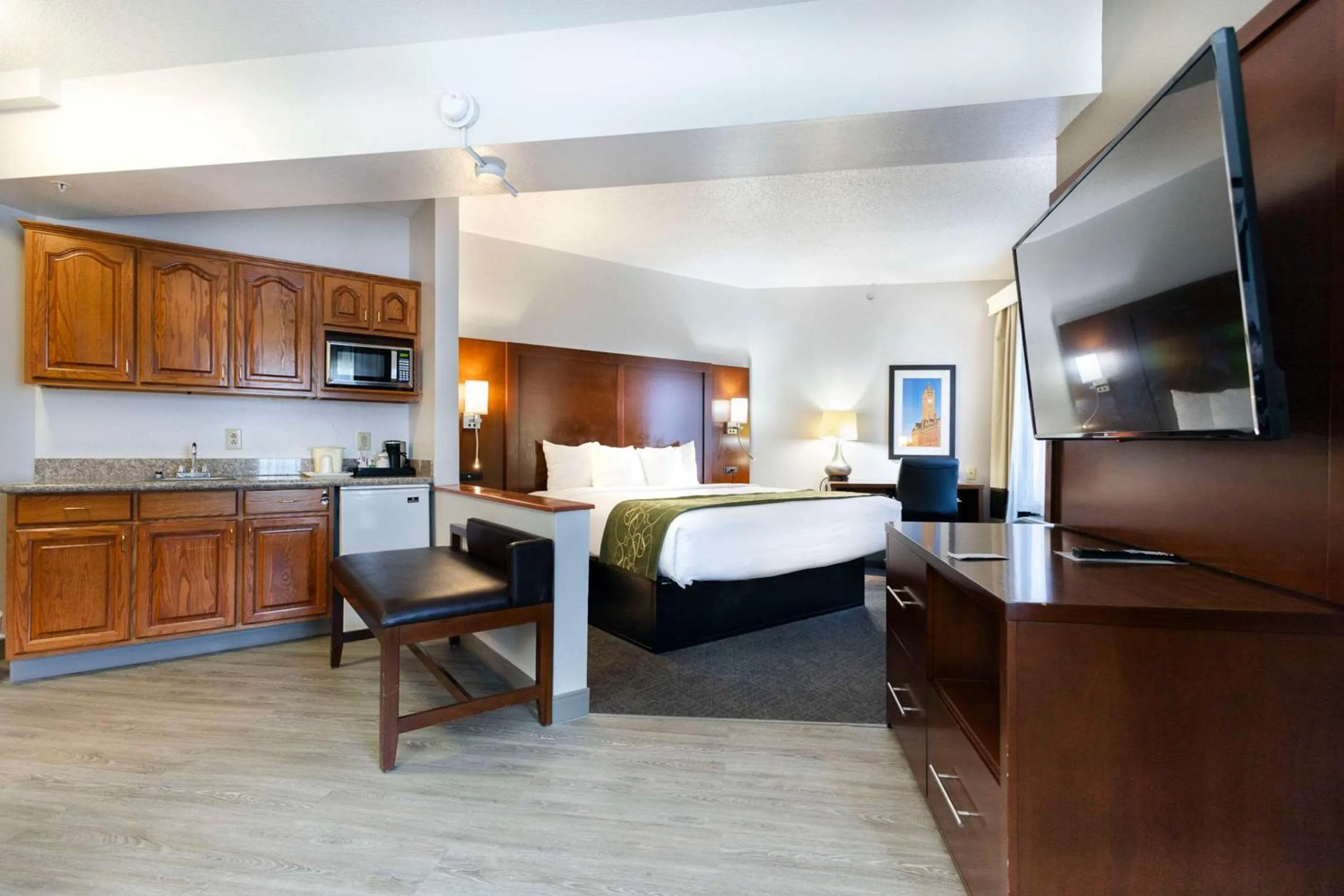 Bedroom, Bed in Comfort Suites Springfield I-70