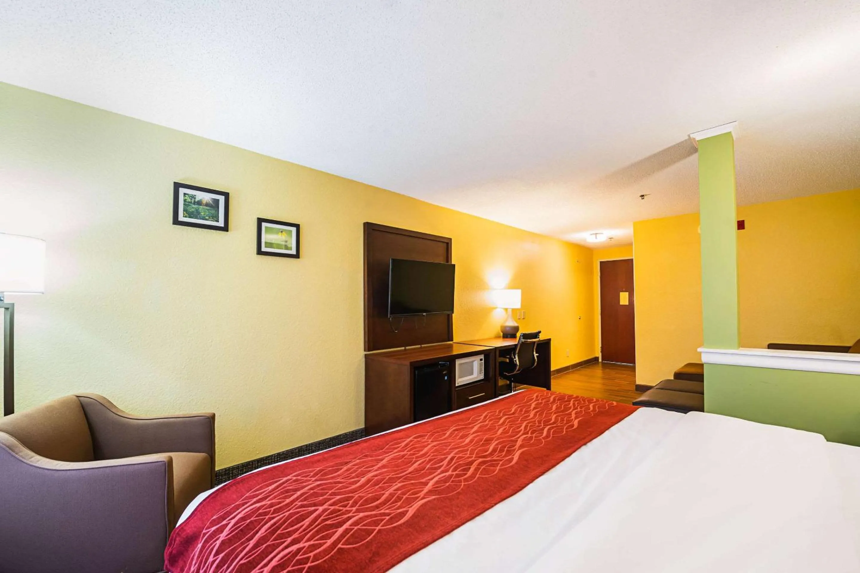 Photo of the whole room, Bed in Comfort Inn & Suites Dayton Northwest - Englewood