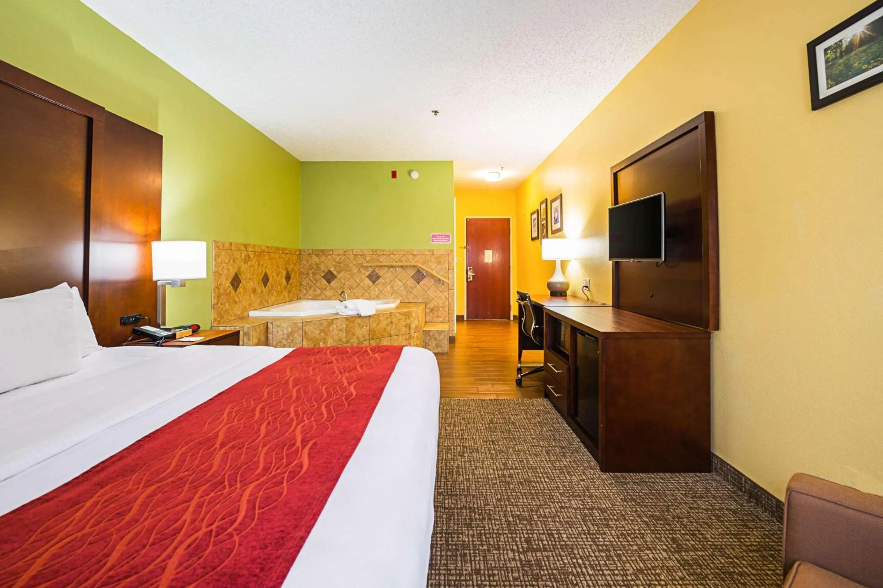 Photo of the whole room, Bed in Comfort Inn & Suites Dayton Northwest - Englewood