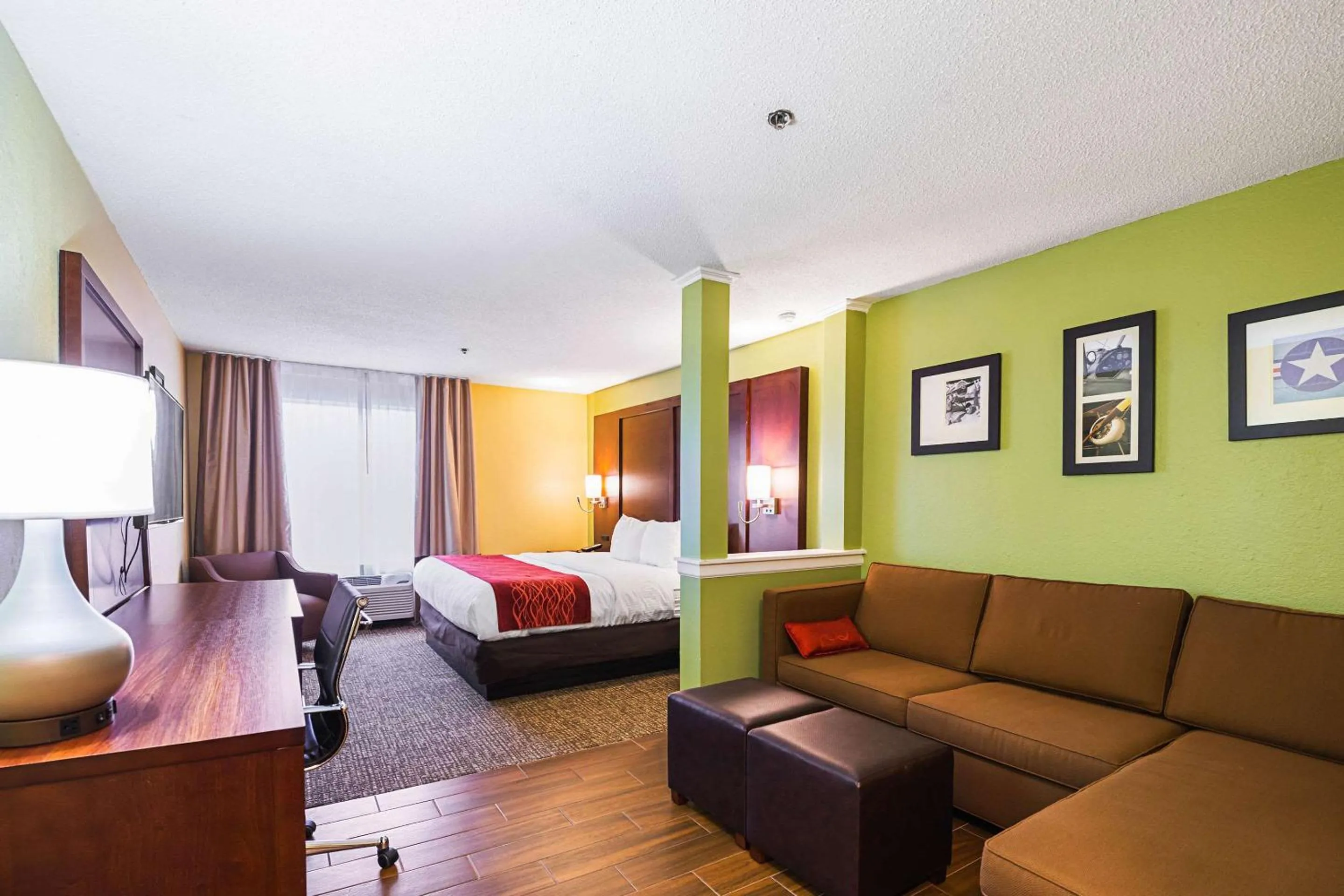 Photo of the whole room, Bed in Comfort Inn & Suites Dayton Northwest - Englewood