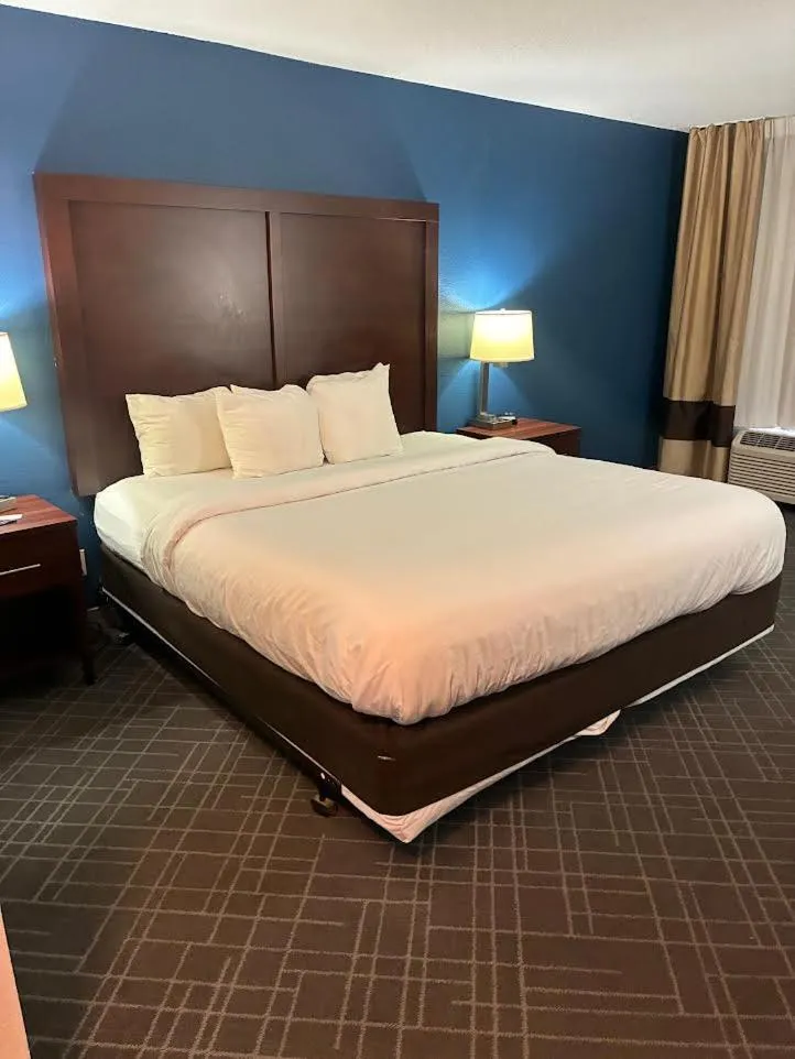 Bed in Comfort Inn & Suites Dayton Northwest - Englewood