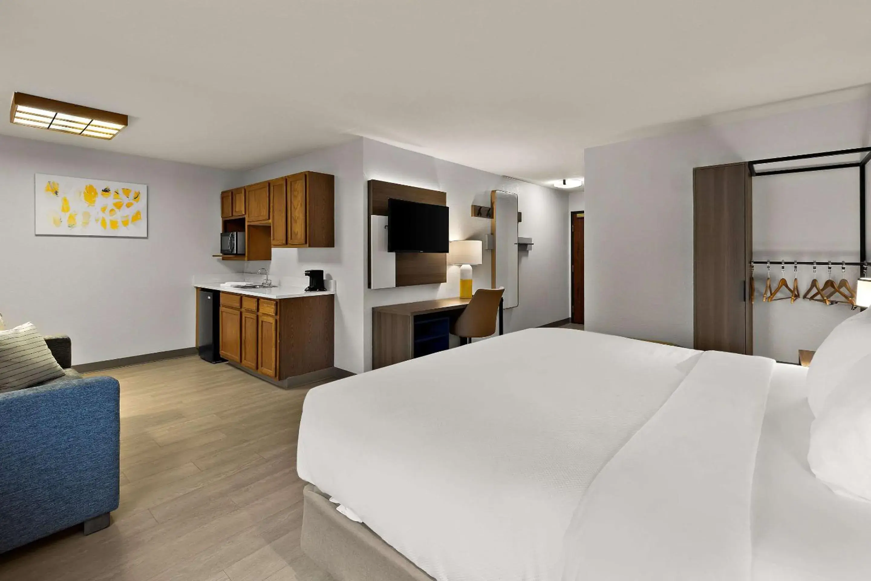 Bedroom, Bed in Comfort Inn & Suites Bedroom, Bed in Comfort Inn & Suites