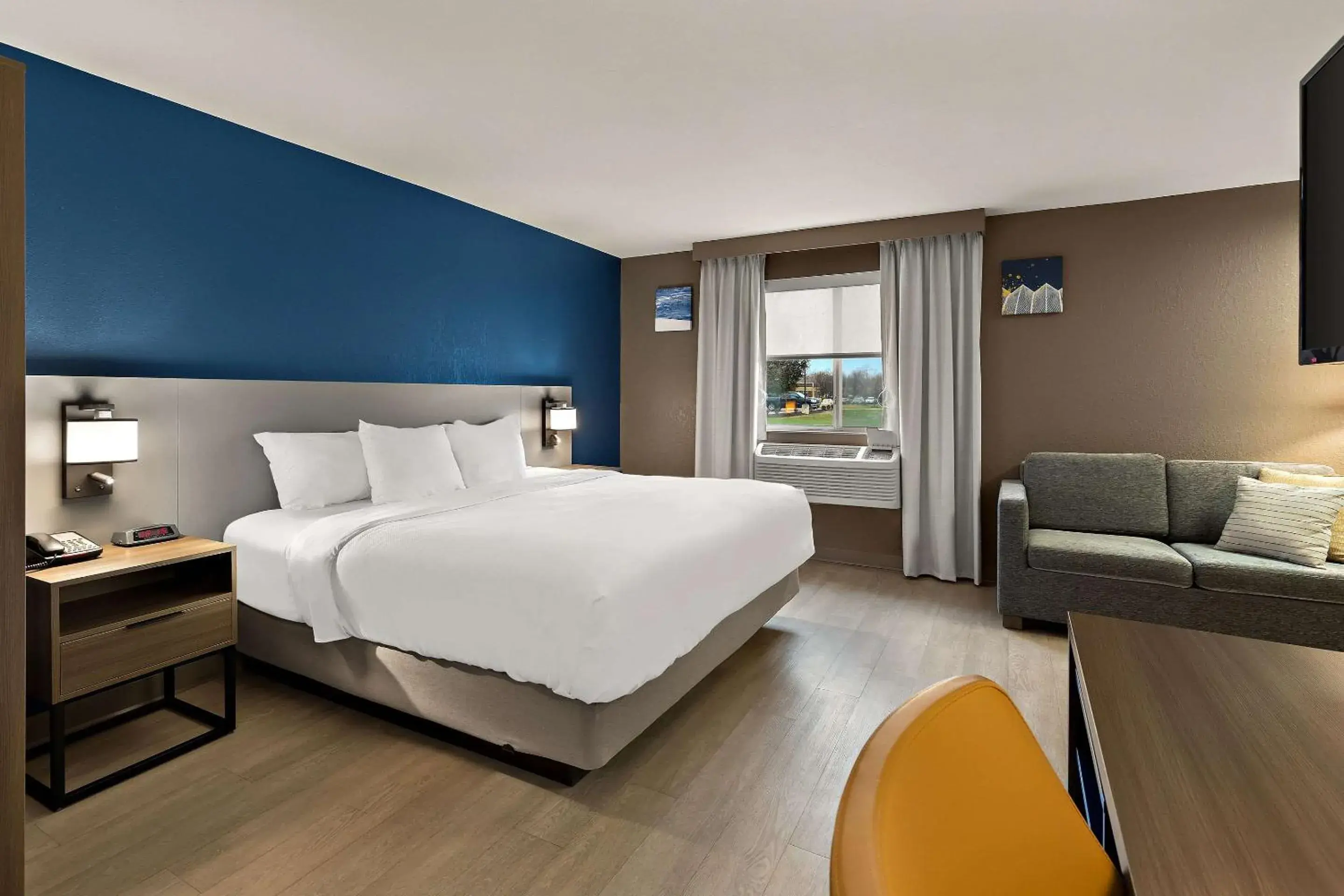 Bedroom, Bed in Comfort Inn & Suites Bedroom, Bed in Comfort Inn & Suites