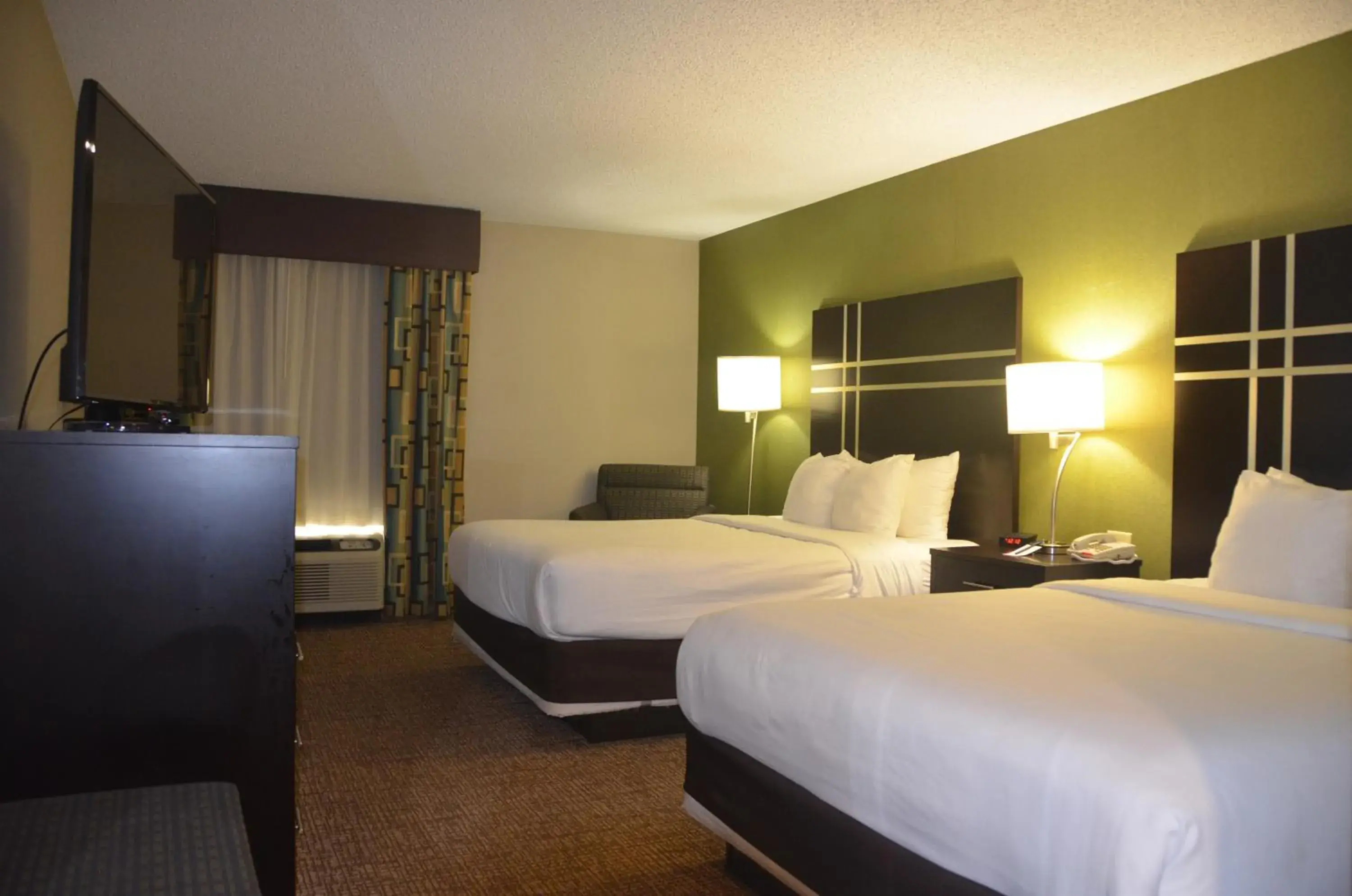 Bed in Comfort Inn & Suites Maumee - Toledo I80-90 Bed in Comfort Inn & Suites Maumee - Toledo I80-90