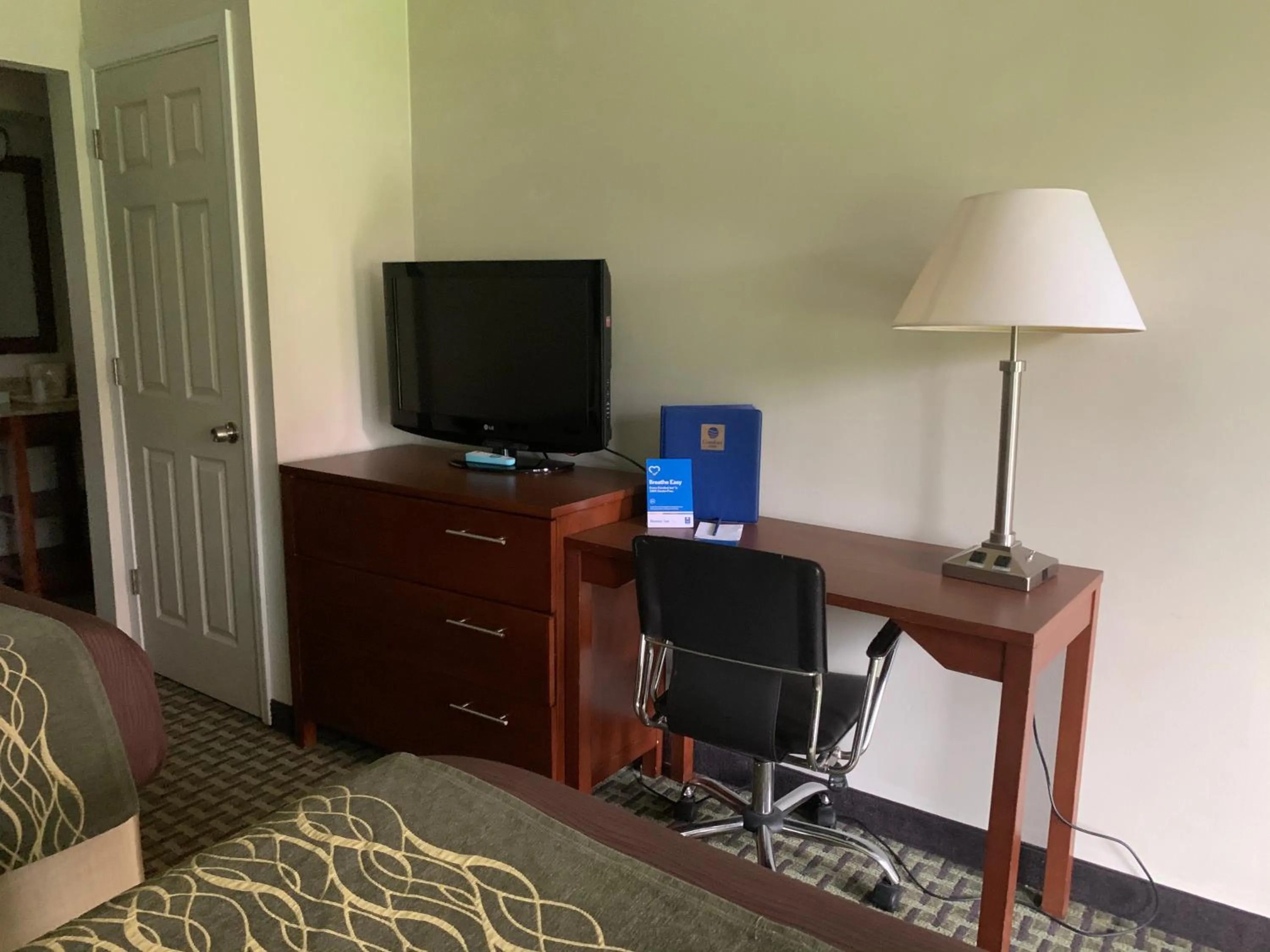 Bed in Days Inn by Wyndham Austintown