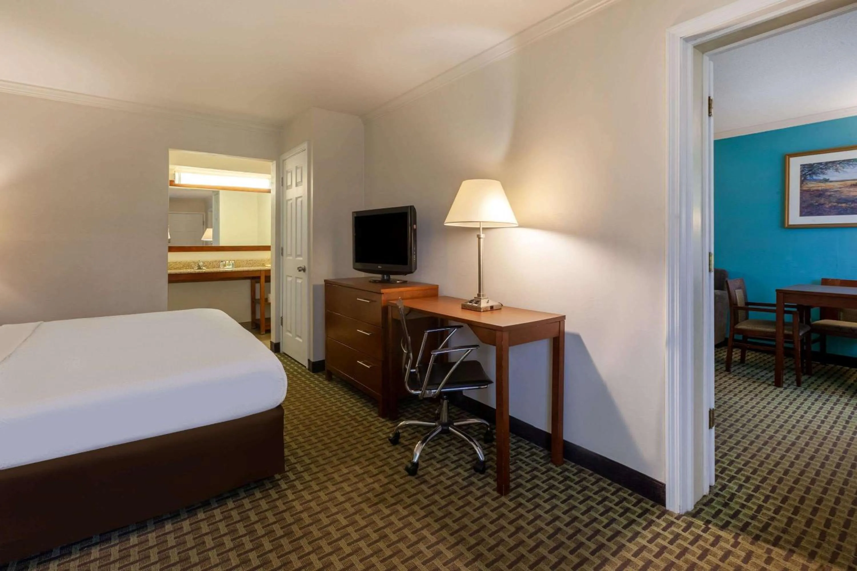 Bedroom, Bed in Days Inn by Wyndham Austintown